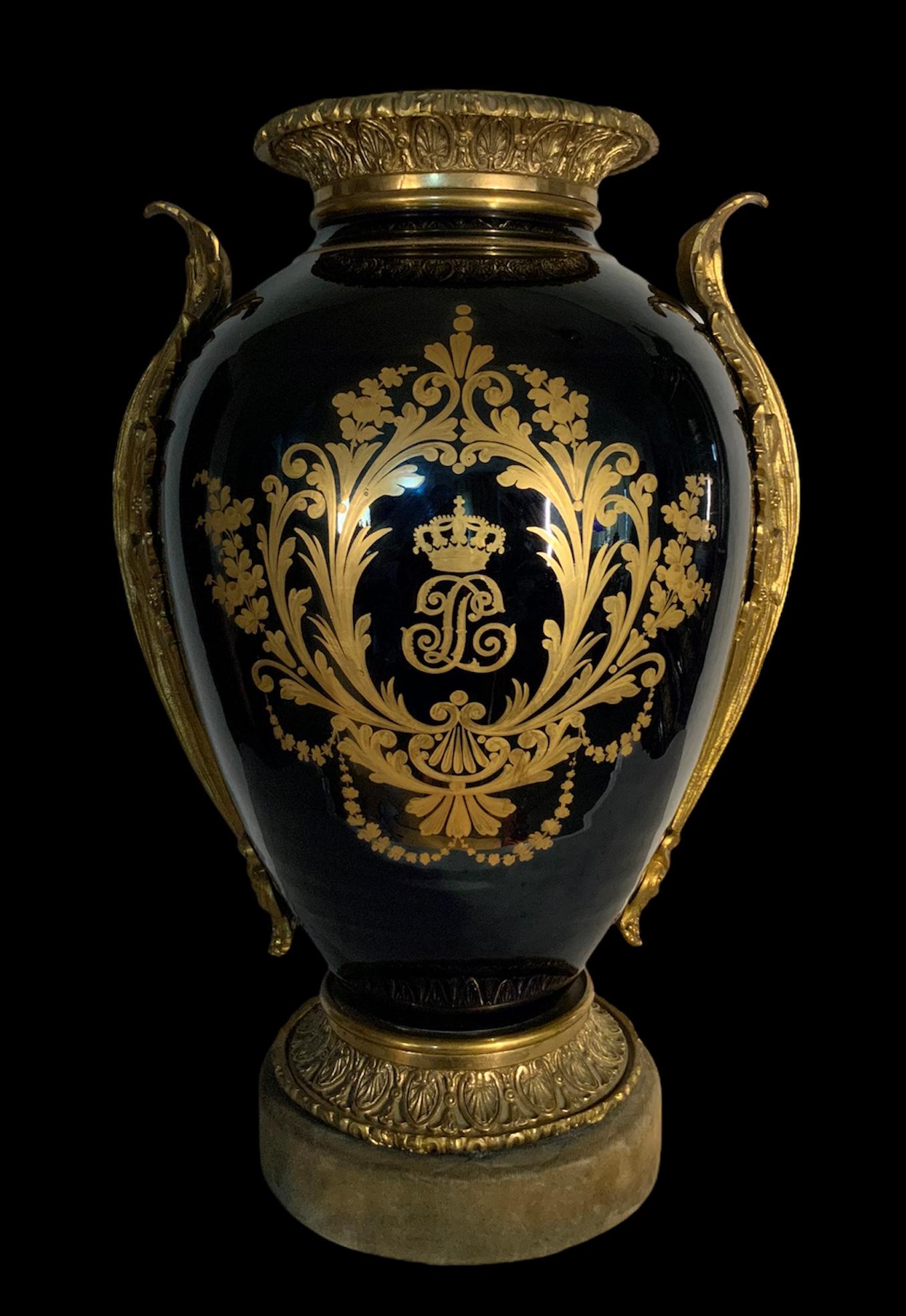 Il s'agit d'une énorme urne en porcelaine peinte à la main en bronze, représentant une peinture de La Naissance et le Triomphe de Vénus d'après le peintre François Boucher-1740. La peinture ovale est encadrée par des volutes dorées peintes à la main