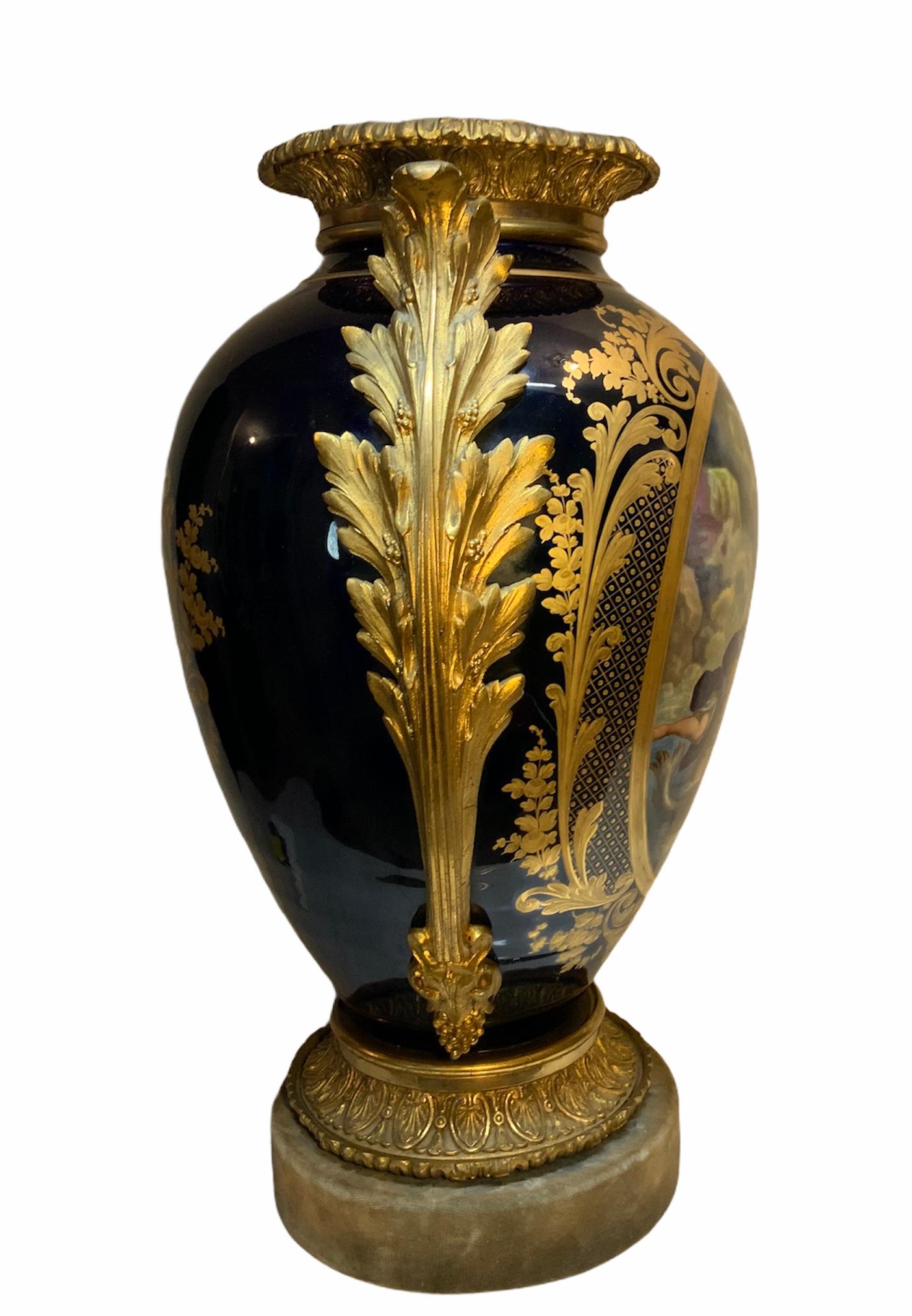 Rococo Urne de style Sèvres en bronze doré grand format peinte à la main et en porcelaine bleu cobalt en vente