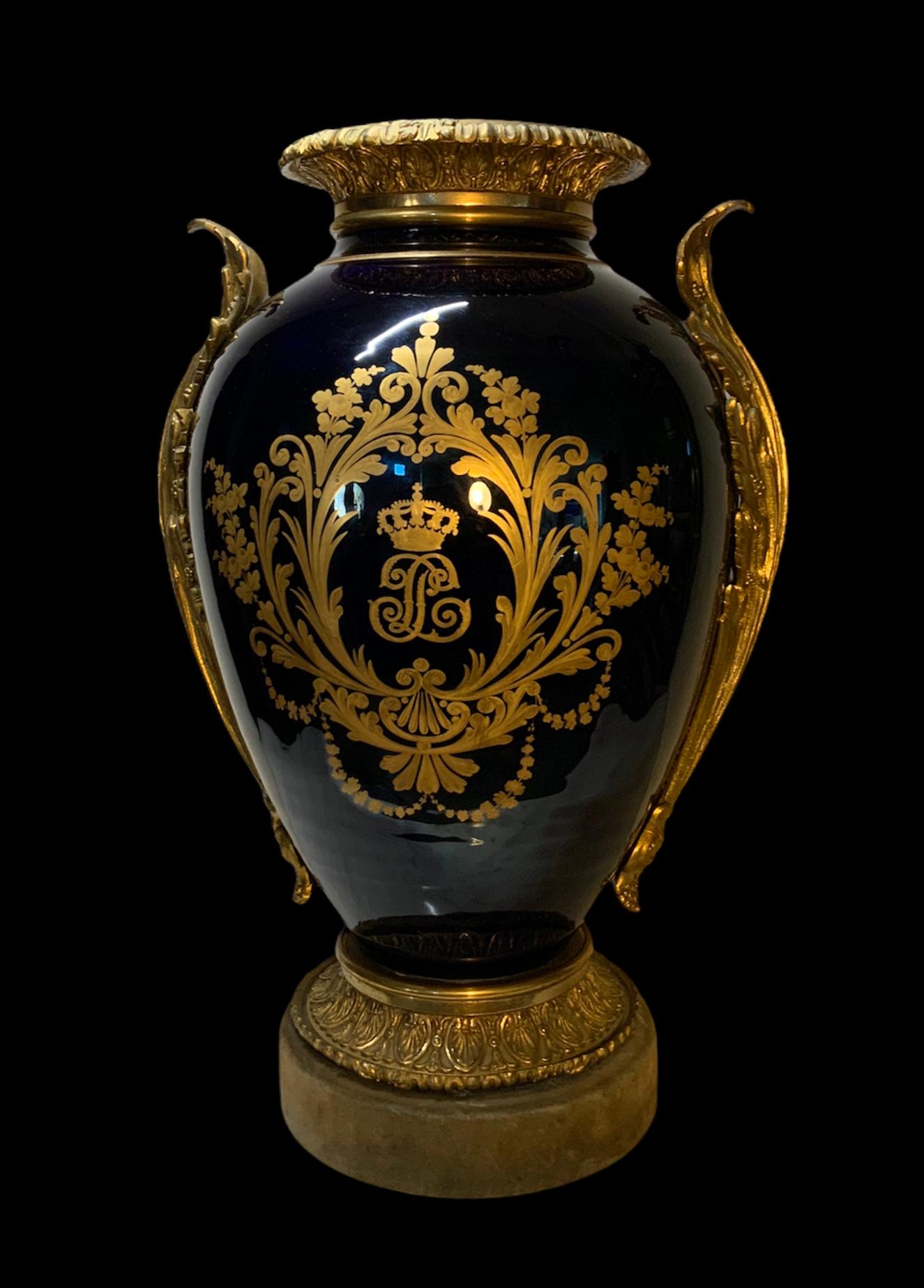 Urne de style Sèvres en bronze doré grand format peinte à la main et en porcelaine bleu cobalt Bon état - En vente à Guaynabo, PR