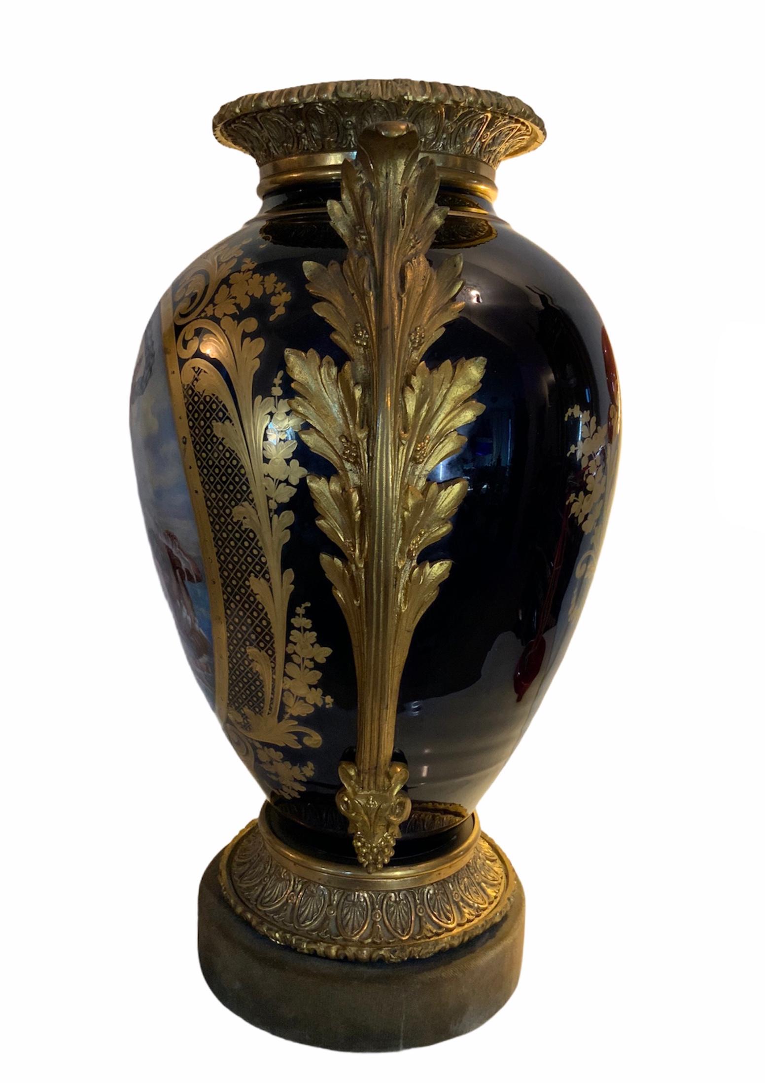 Urne de style Sèvres en bronze doré grand format peinte à la main et en porcelaine bleu cobalt en vente 1