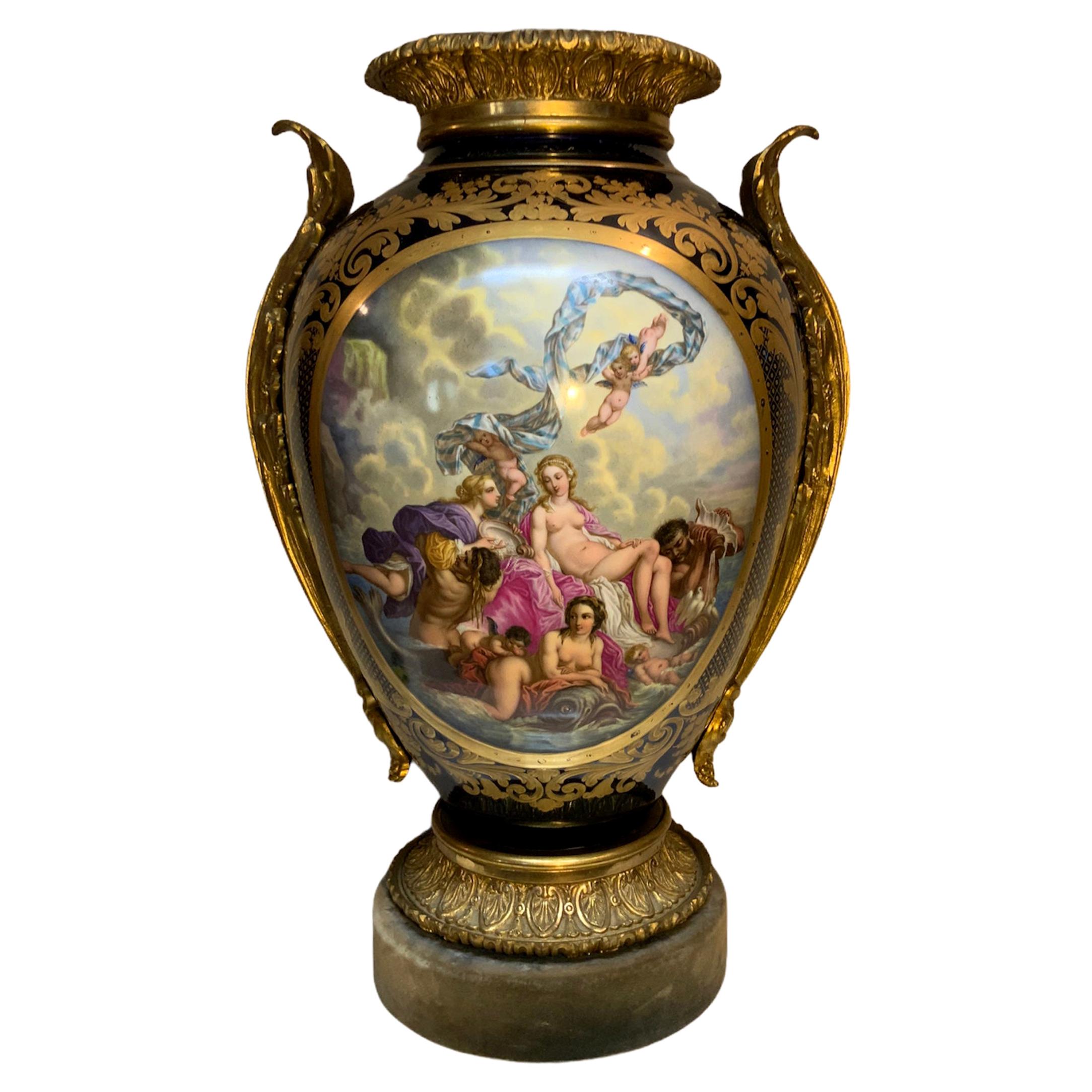 Urne de style Sèvres en bronze doré grand format peinte à la main et en porcelaine bleu cobalt