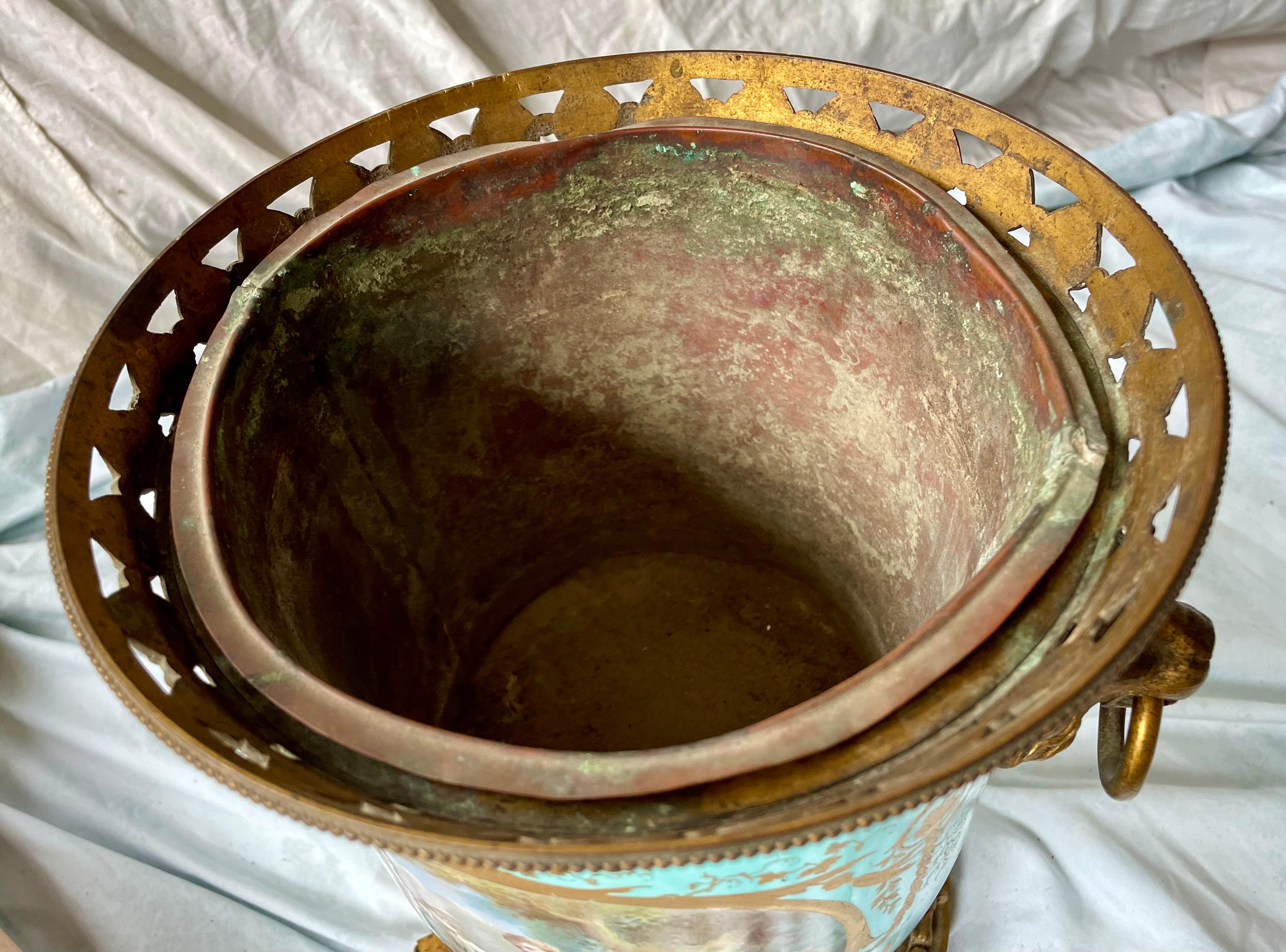 Cherubino in stile Sèvres dipinto a mano, in ceramica dorata, in metallo, a coppia in vendita 3