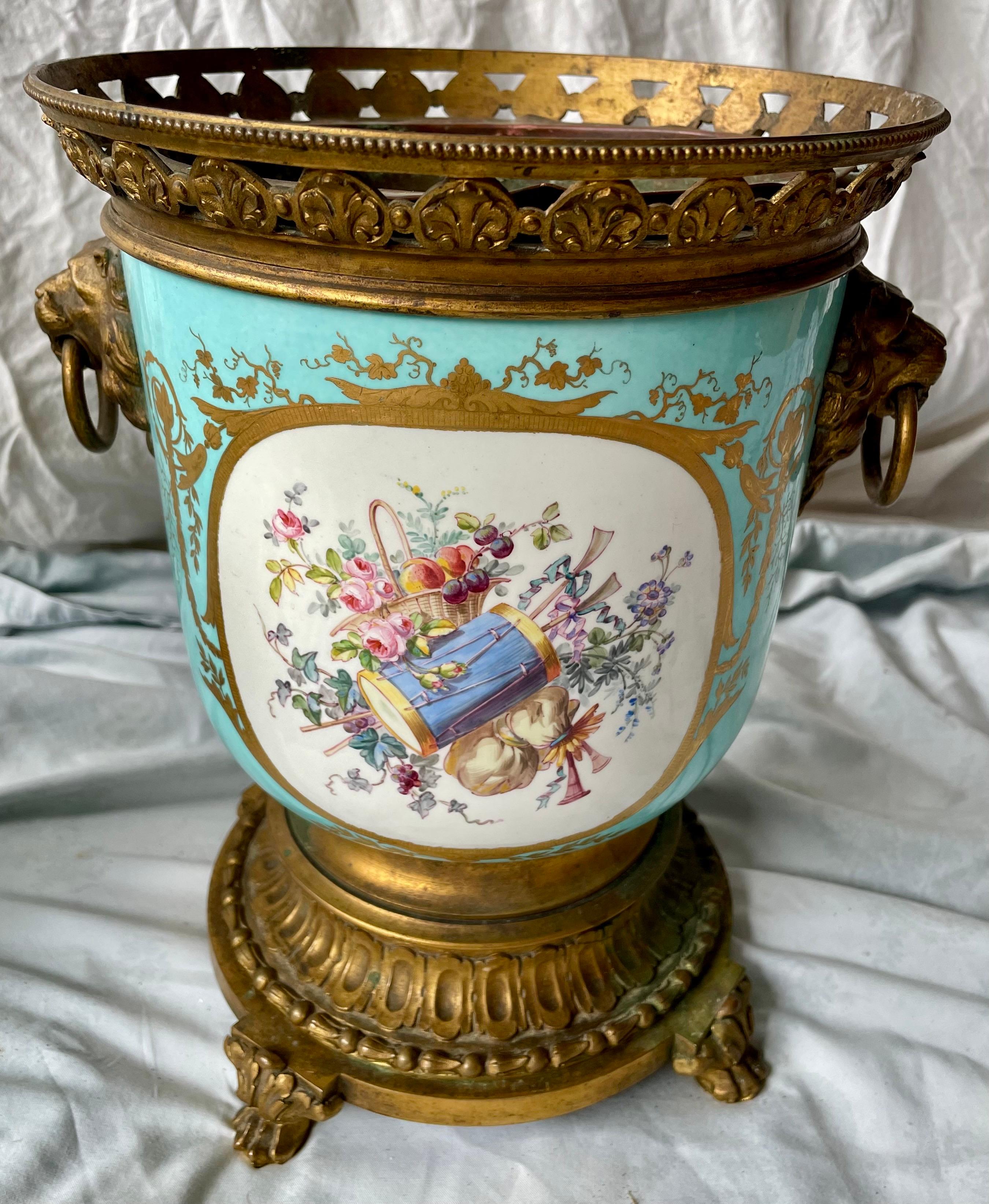 Cherubino in stile Sèvres dipinto a mano, in ceramica dorata, in metallo, a coppia in vendita 4