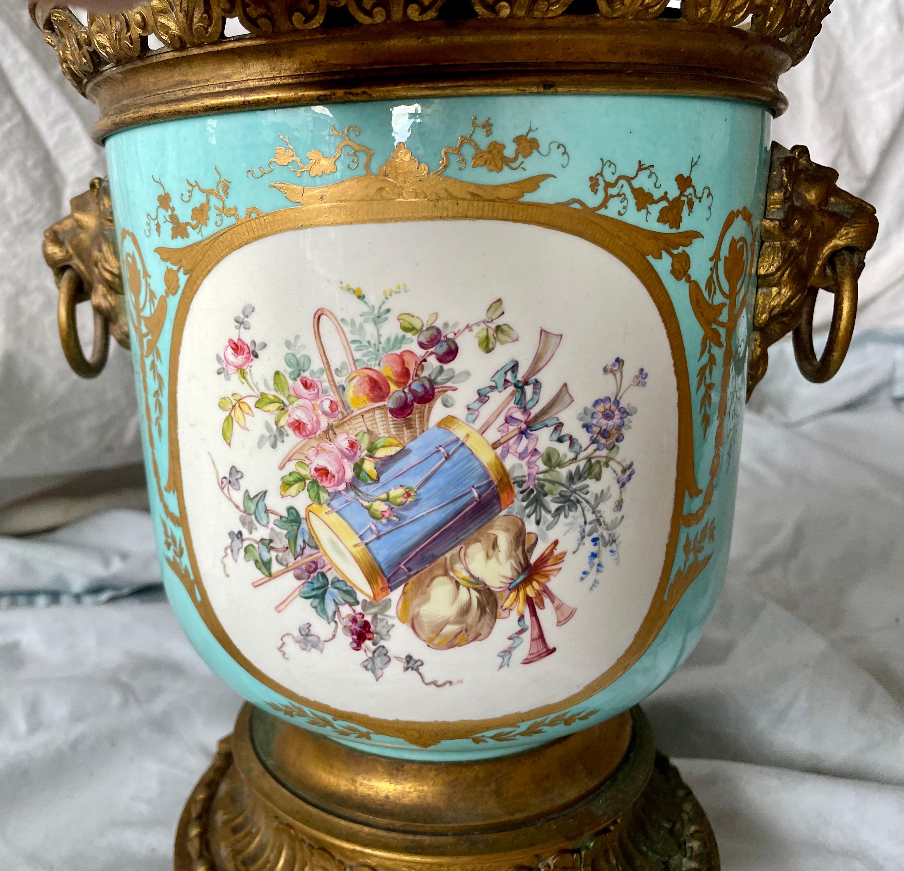 Cherubino in stile Sèvres dipinto a mano, in ceramica dorata, in metallo, a coppia in vendita 5