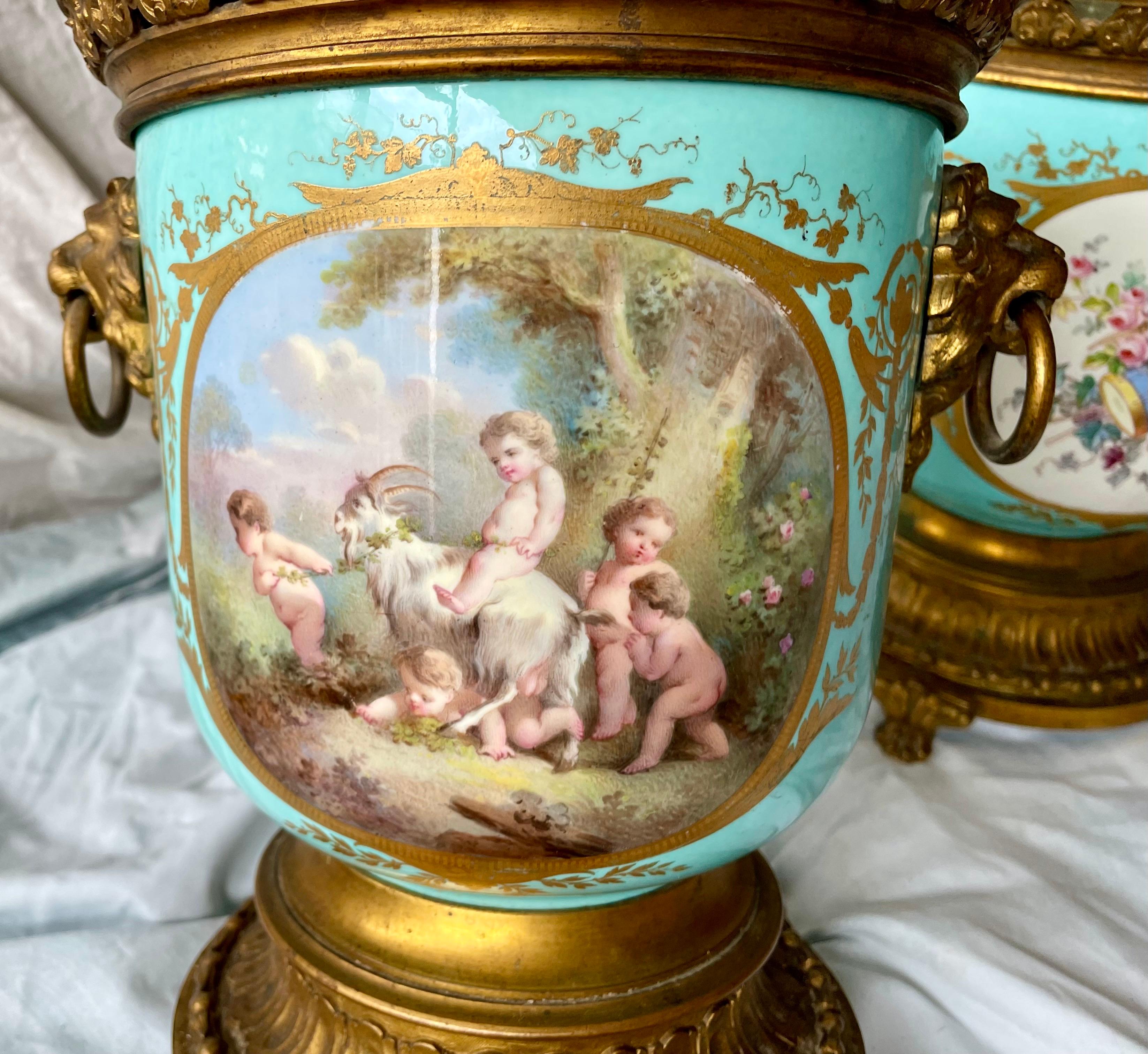 Cherubino in stile Sèvres dipinto a mano, in ceramica dorata, in metallo, a coppia in vendita 6