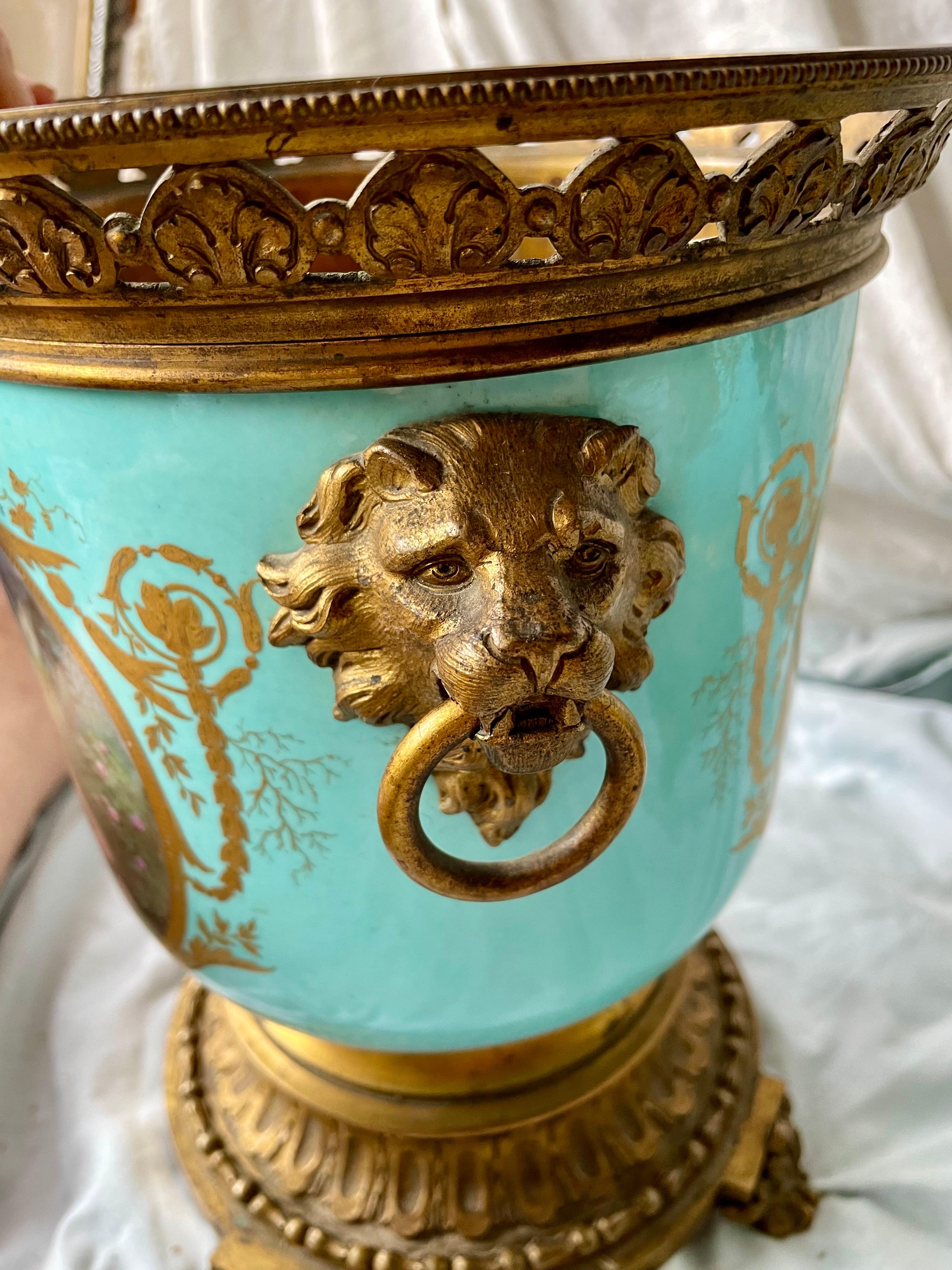 Cherubino in stile Sèvres dipinto a mano, in ceramica dorata, in metallo, a coppia in vendita 8
