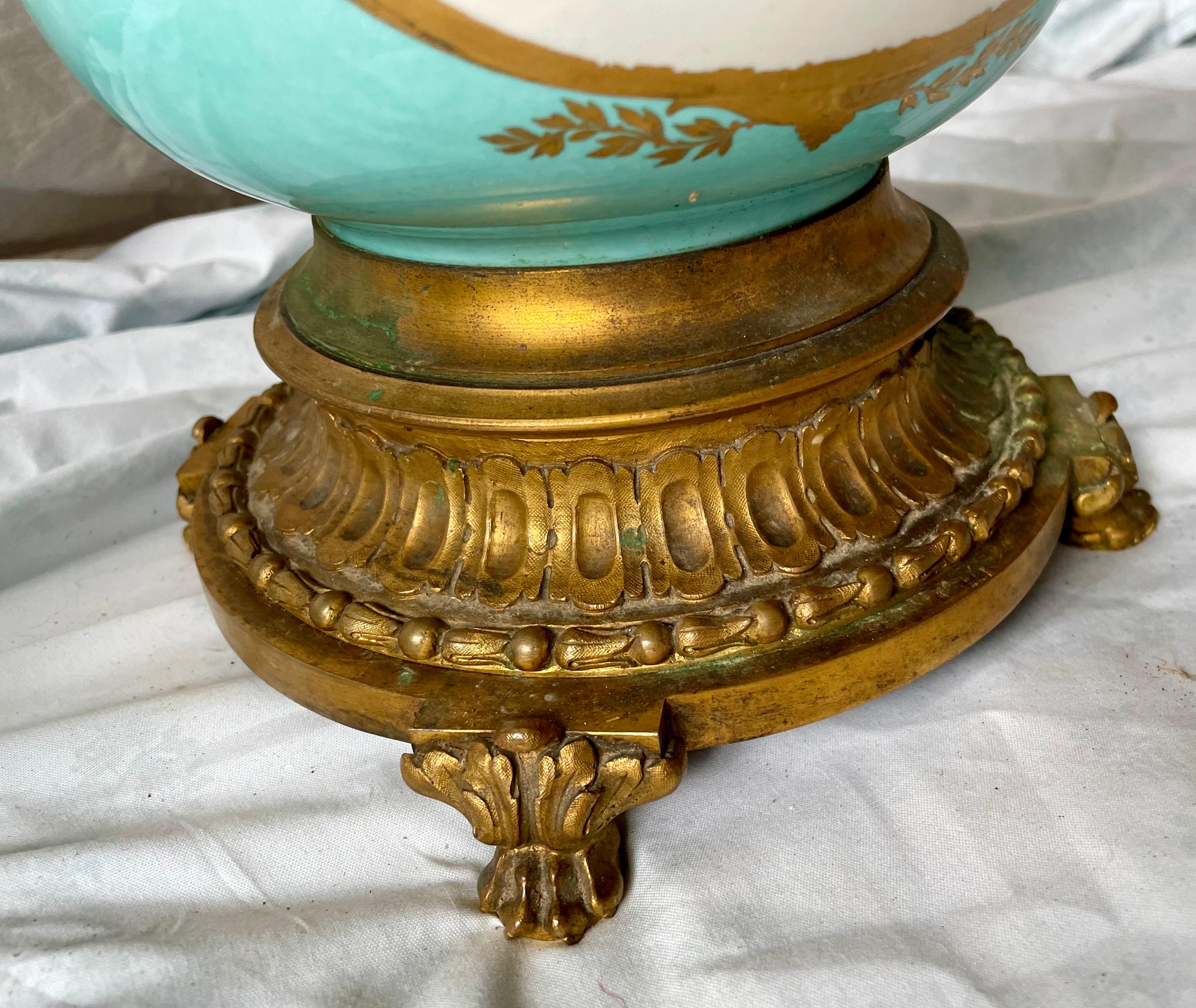 Cherubino in stile Sèvres dipinto a mano, in ceramica dorata, in metallo, a coppia in vendita 9