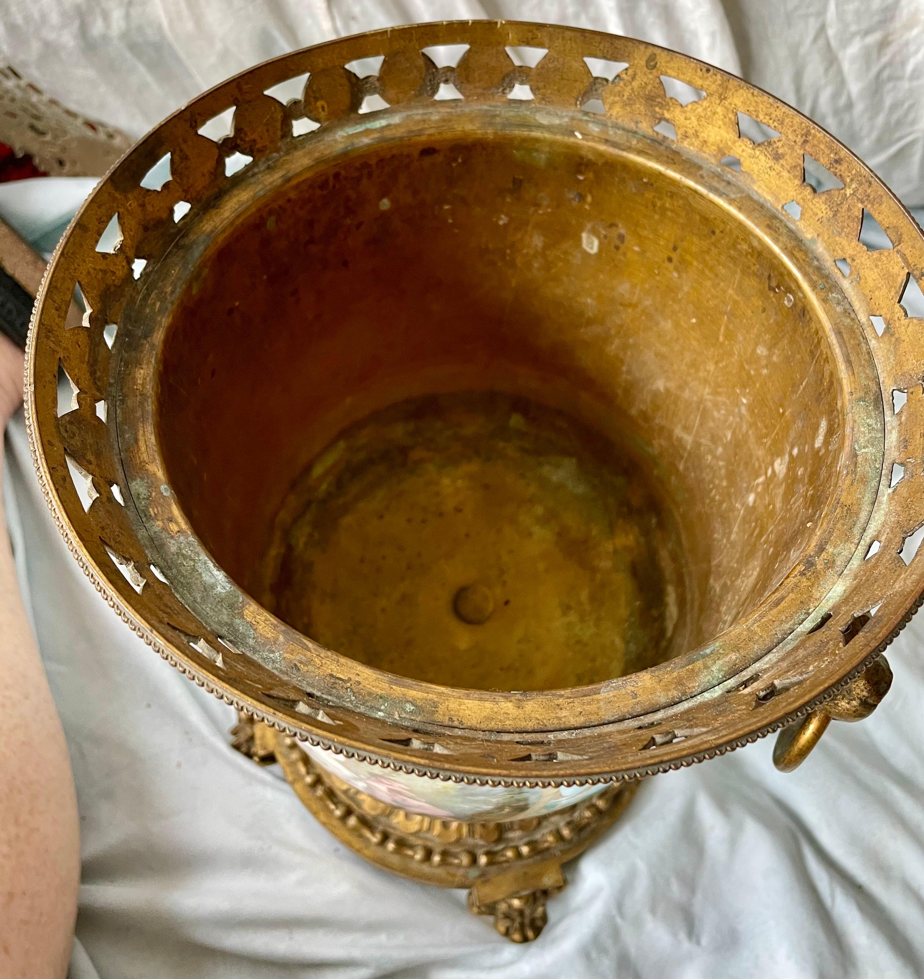 Cherubino in stile Sèvres dipinto a mano, in ceramica dorata, in metallo, a coppia in vendita 10