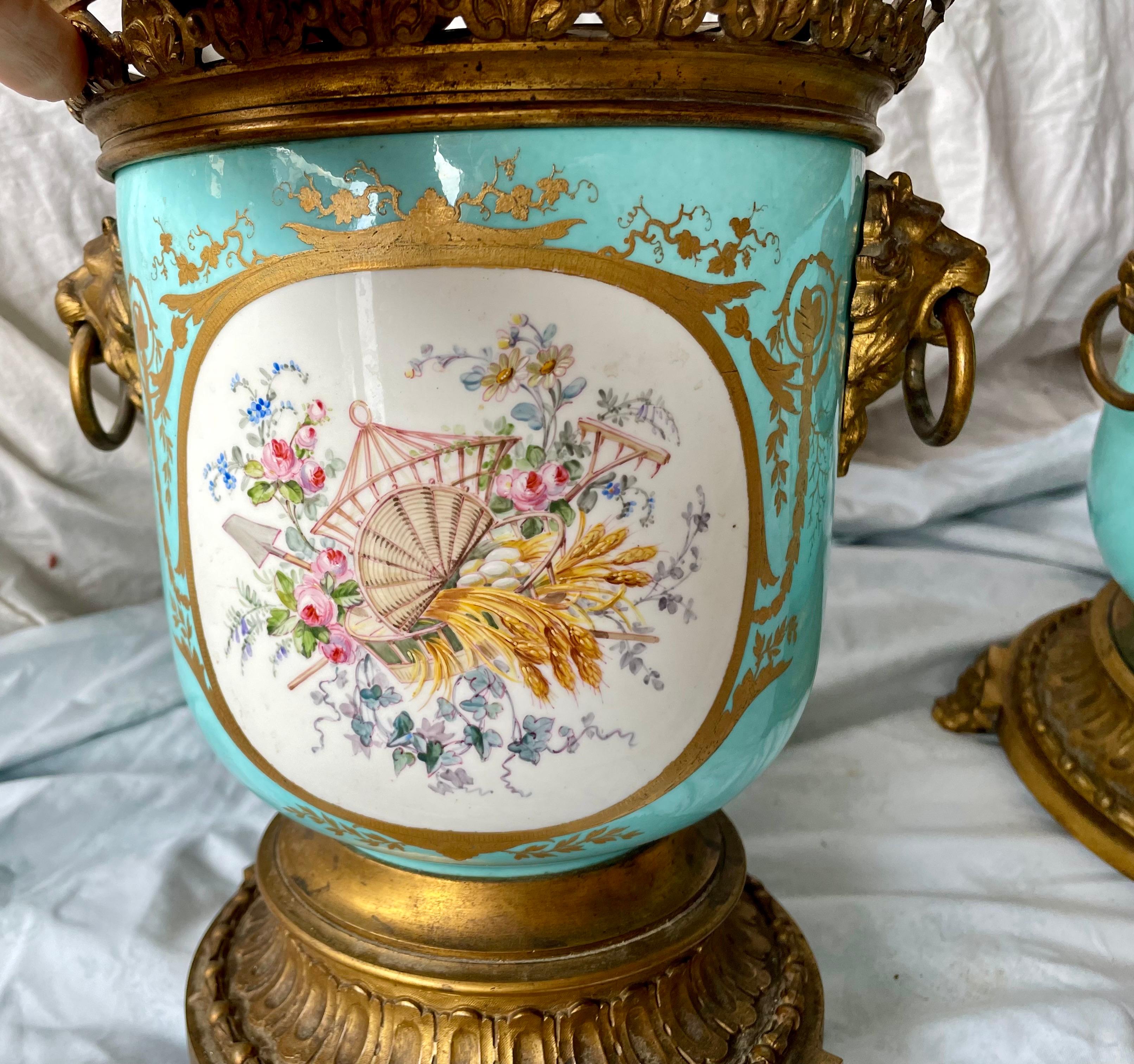 Cherubino in stile Sèvres dipinto a mano, in ceramica dorata, in metallo, a coppia in vendita 11