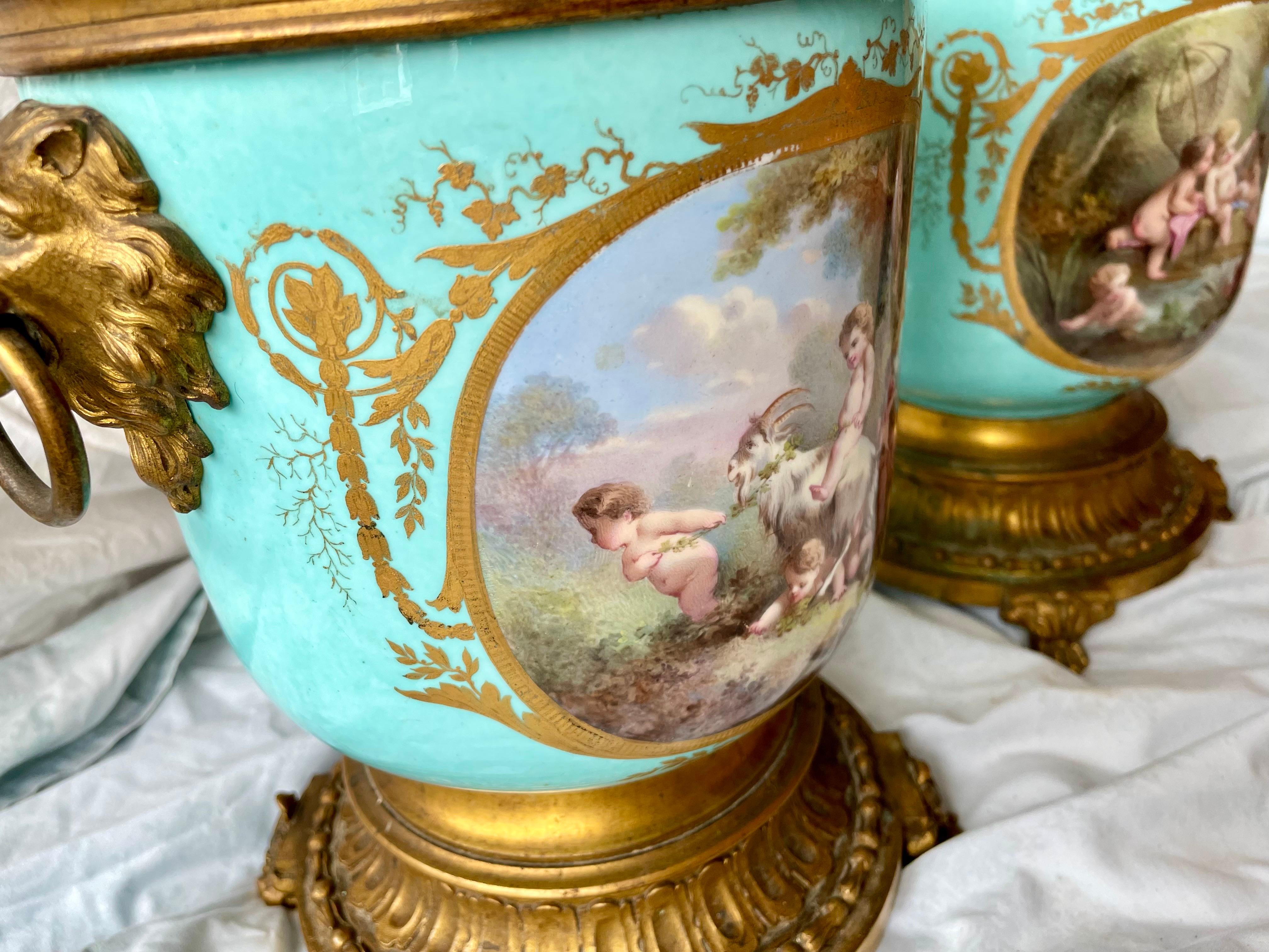 Cherubino in stile Sèvres dipinto a mano, in ceramica dorata, in metallo, a coppia in vendita 12