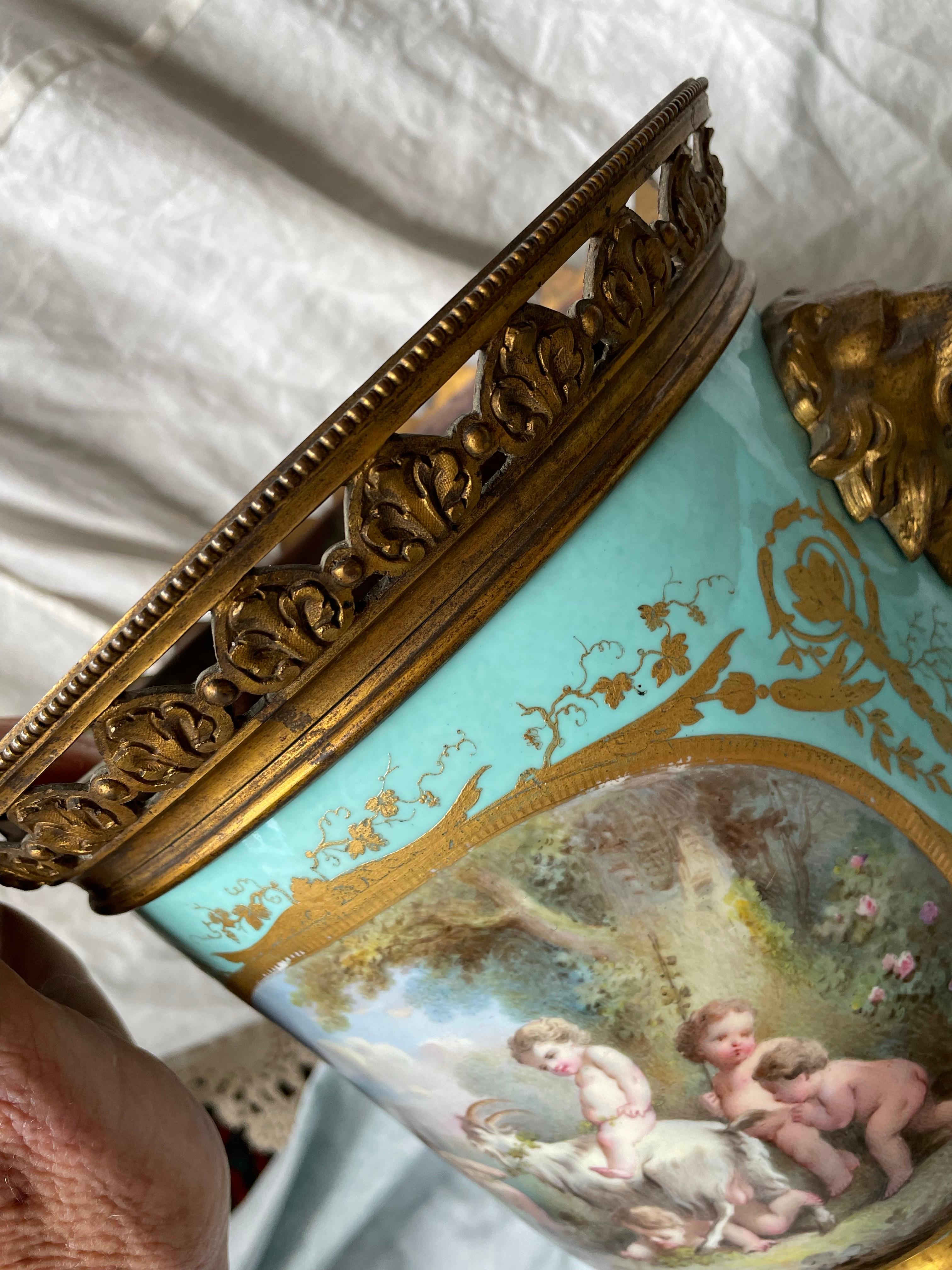 Cherubino in stile Sèvres dipinto a mano, in ceramica dorata, in metallo, a coppia in vendita 13