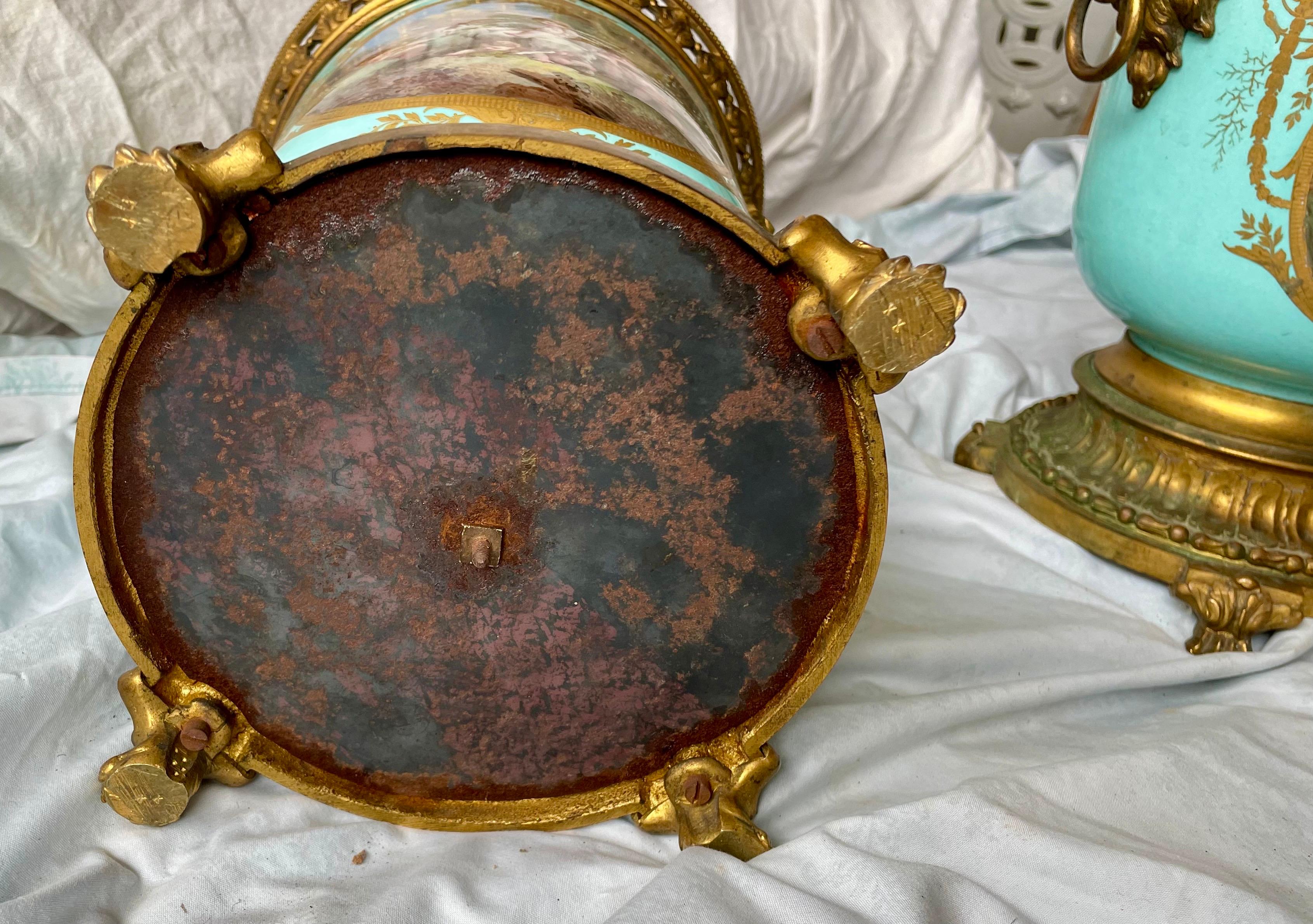 Tardo vittoriano Cherubino in stile Sèvres dipinto a mano, in ceramica dorata, in metallo, a coppia in vendita