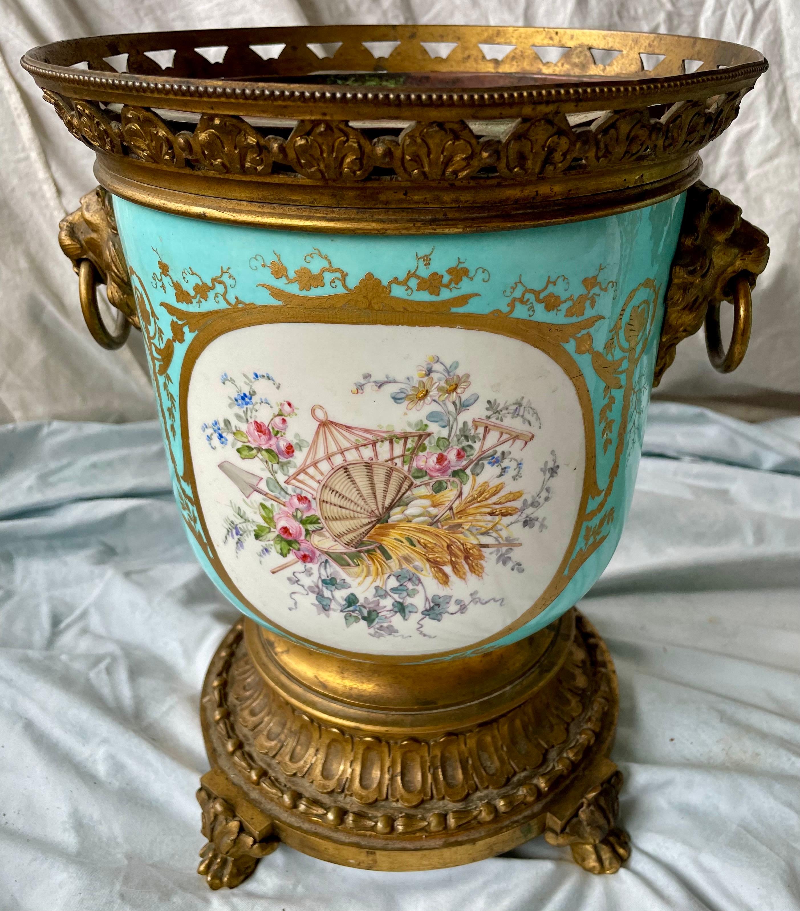 Metallo Cherubino in stile Sèvres dipinto a mano, in ceramica dorata, in metallo, a coppia in vendita