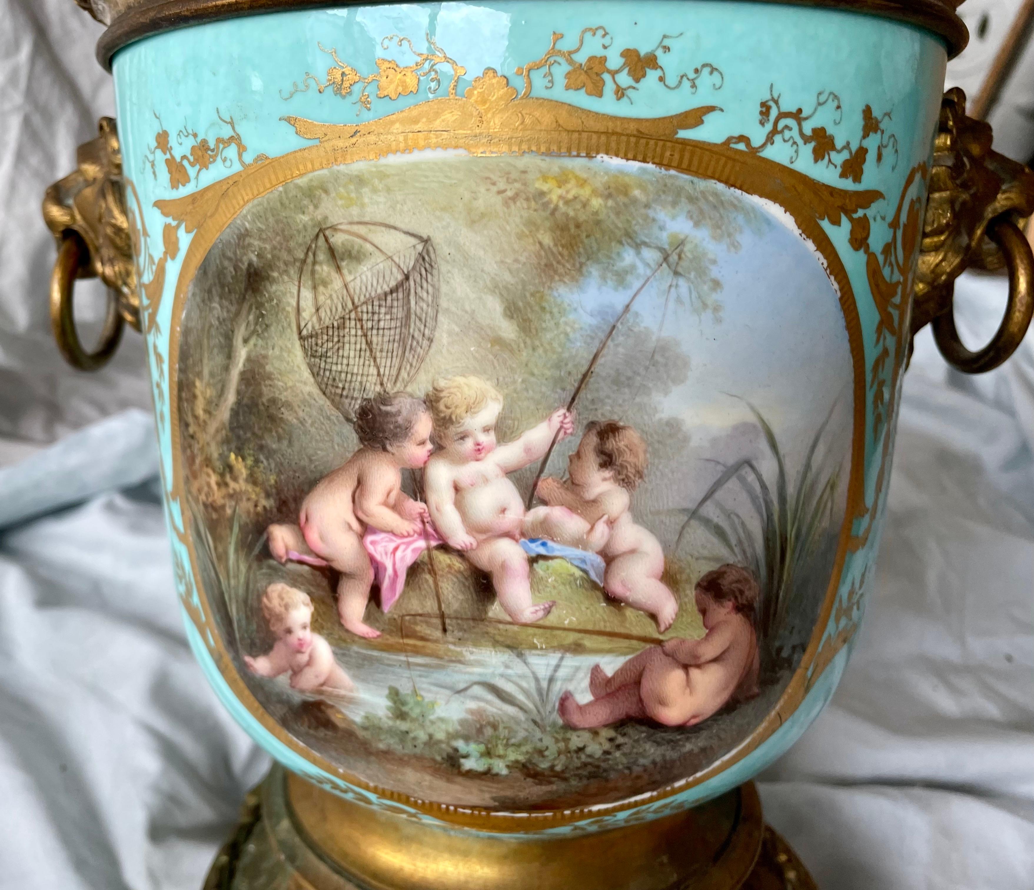 Cherubino in stile Sèvres dipinto a mano, in ceramica dorata, in metallo, a coppia in vendita 1