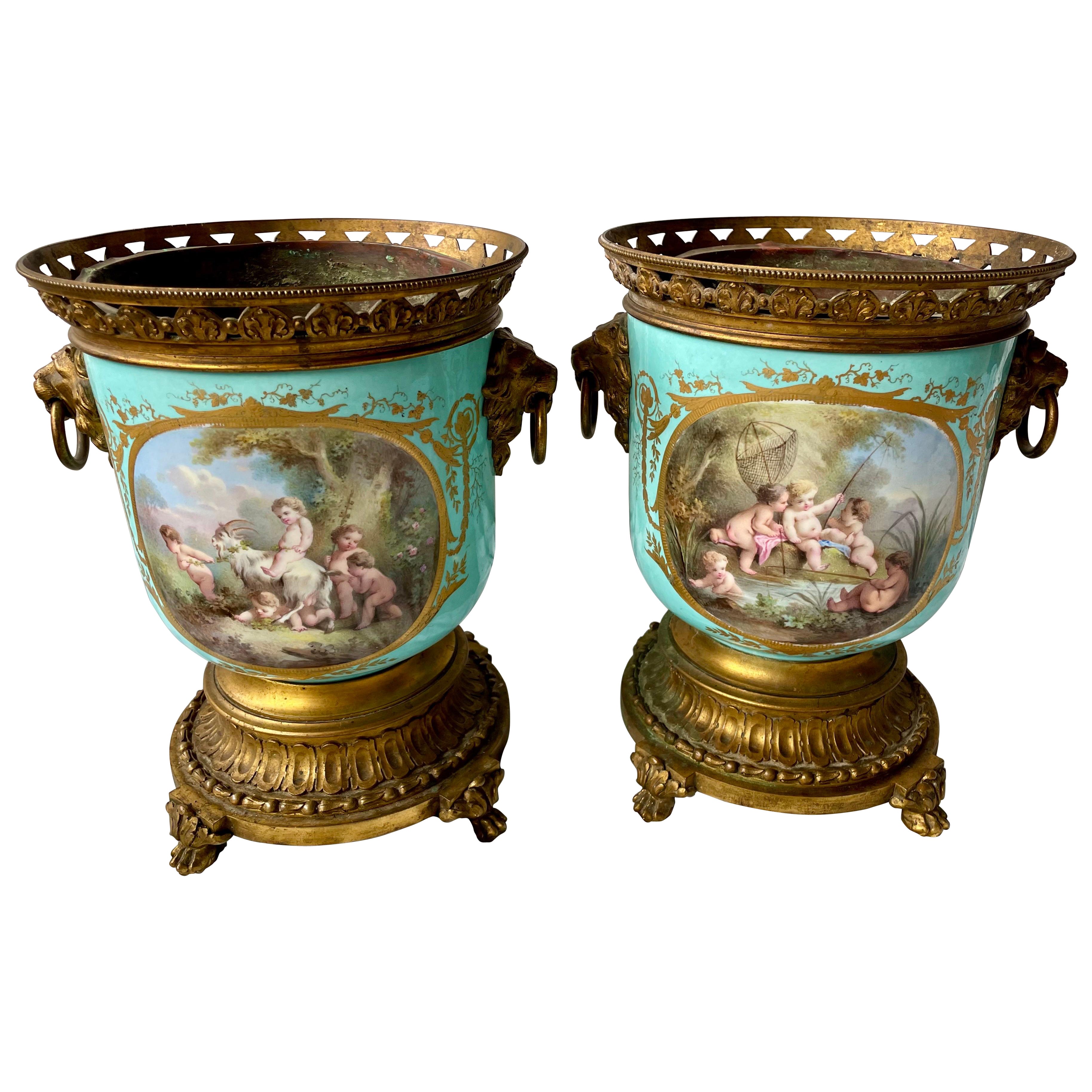 Cherubino in stile Sèvres dipinto a mano, in ceramica dorata, in metallo, a coppia in vendita