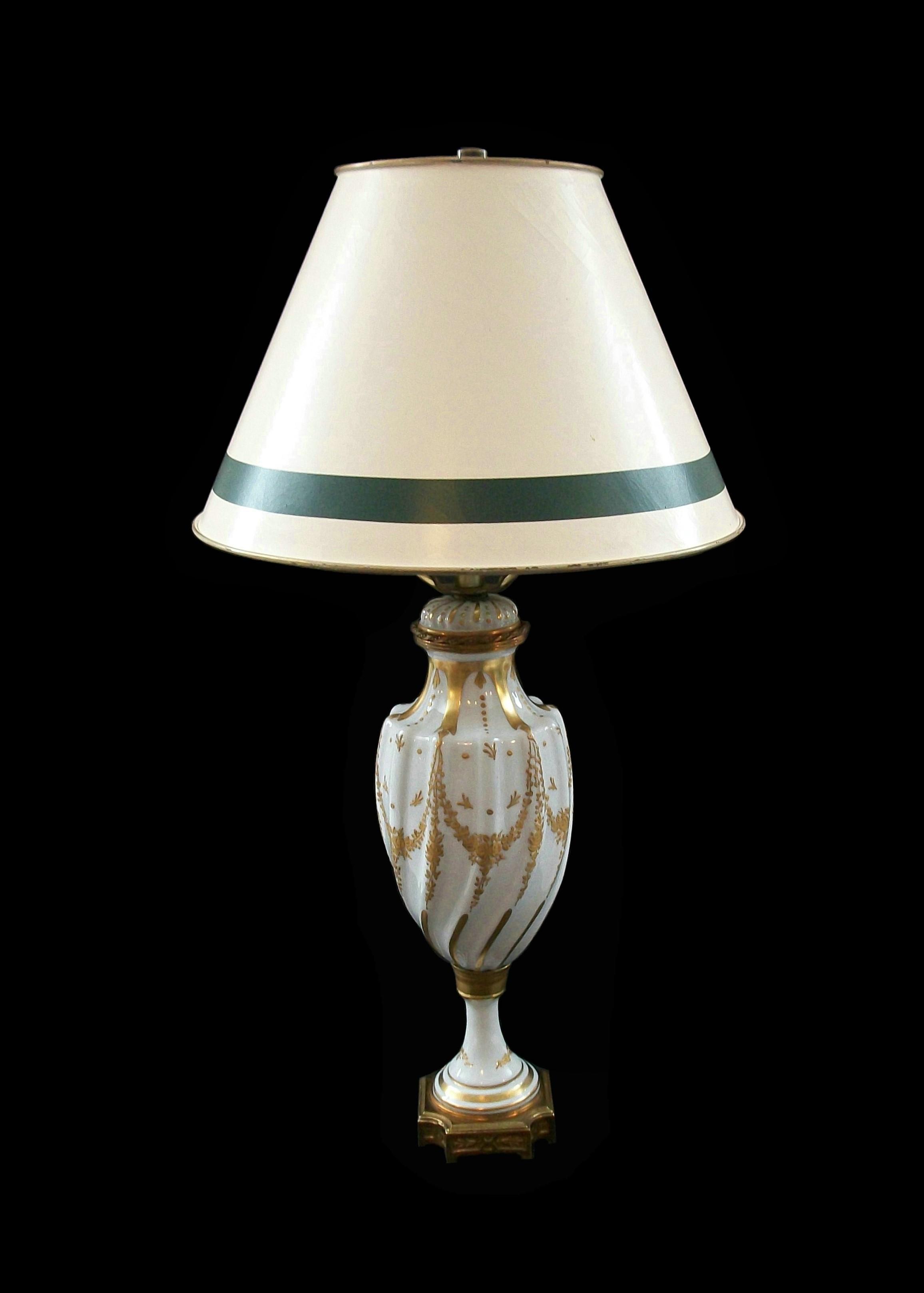 Lámpara de Porcelana Pintada a Mano y Dorada Estilo Sevres - Francia - Circa 1950's Rococó en venta
