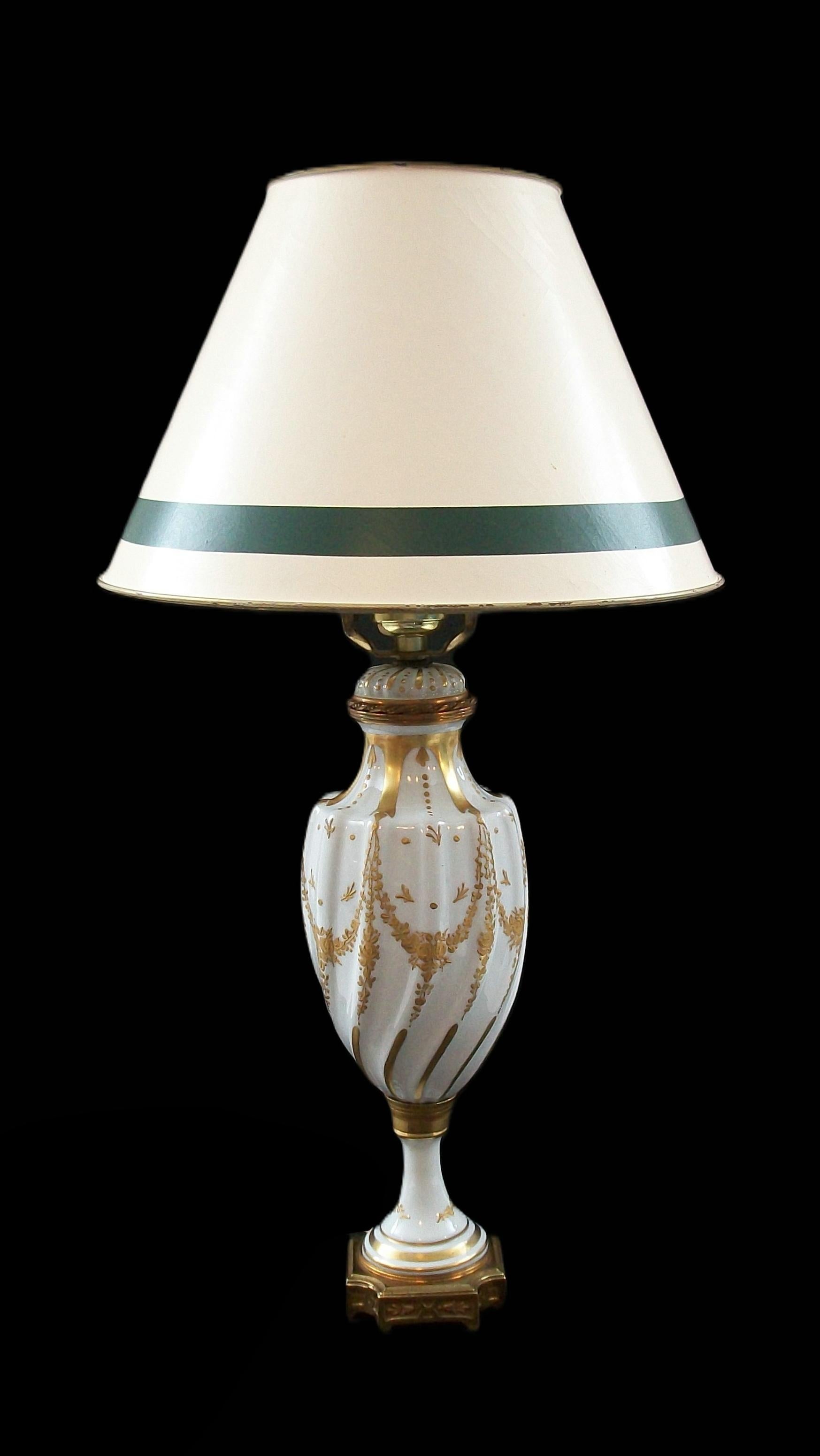 Lámpara de Porcelana Pintada a Mano y Dorada Estilo Sevres - Francia - Circa 1950's Francés en venta