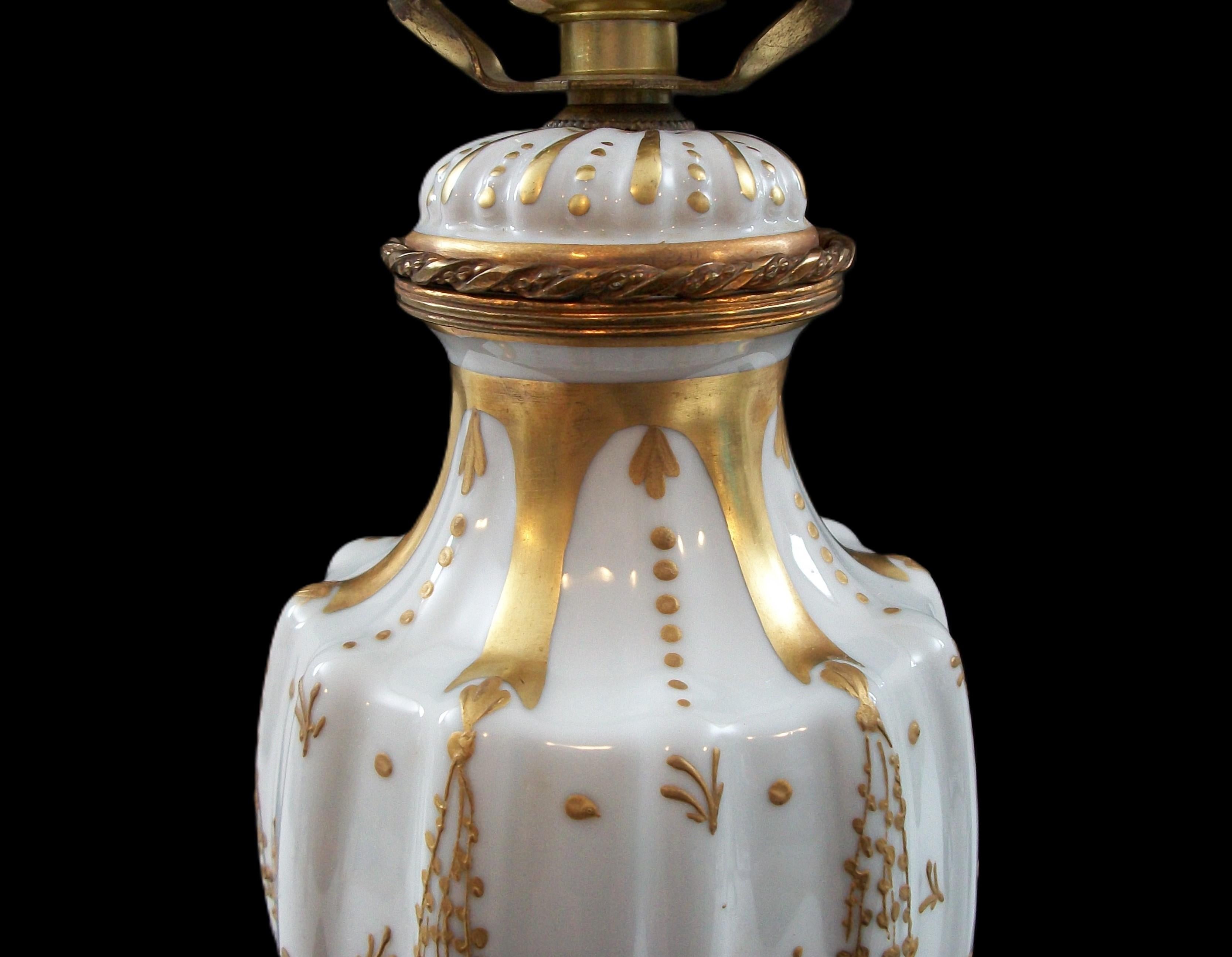 Lámpara de Porcelana Pintada a Mano y Dorada Estilo Sevres - Francia - Circa 1950's en Bueno estado para la venta en Chatham, ON