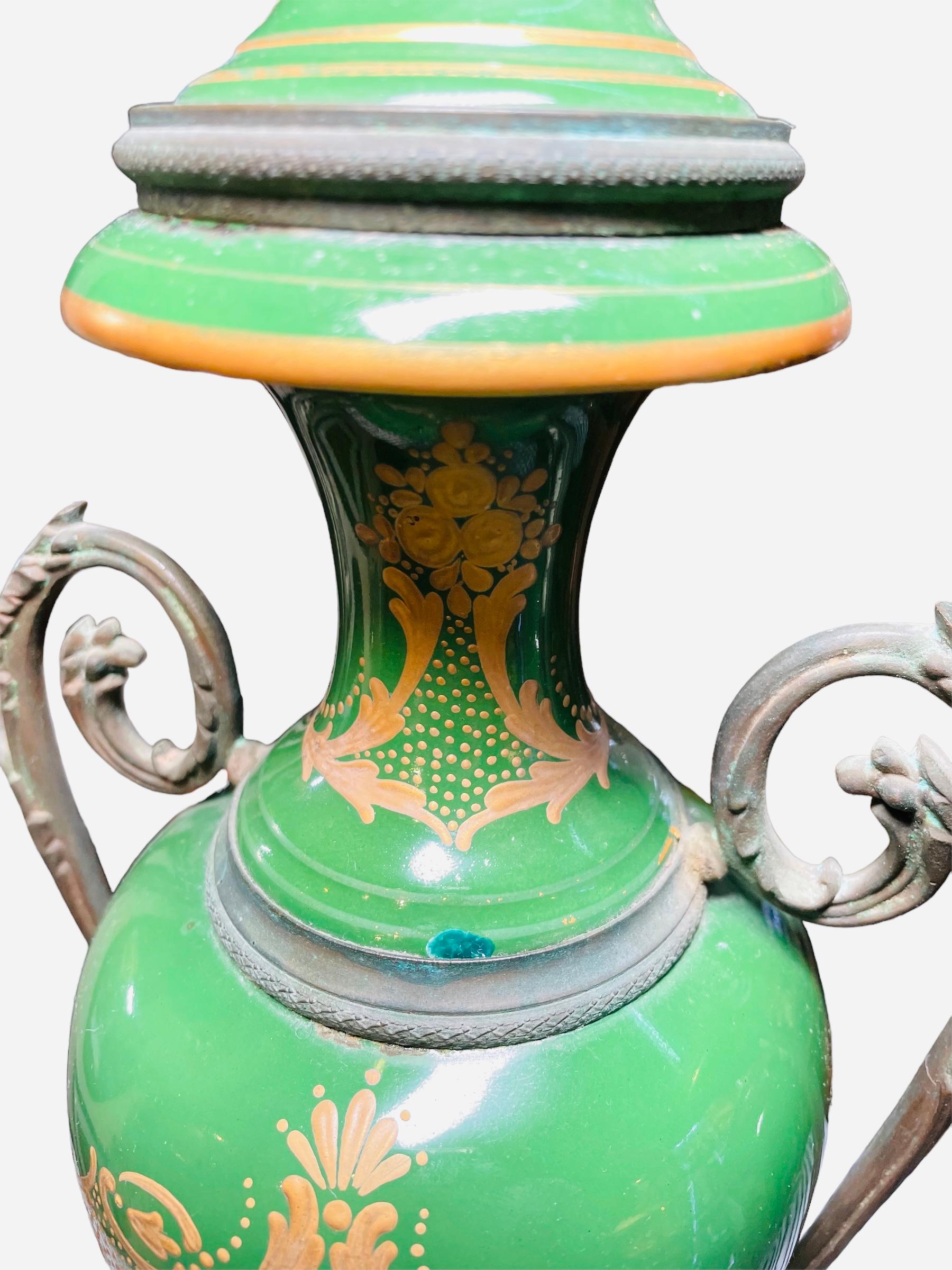 Paire d'urnes en porcelaine peinte à la main et en bronze de style Sèvres en vente 4