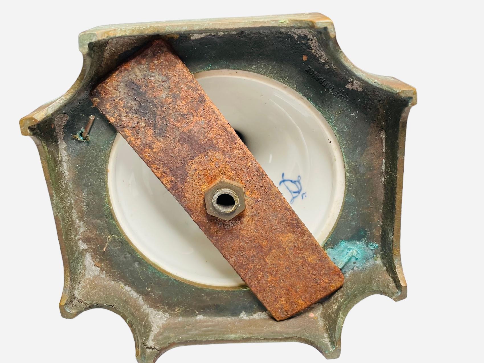 Paire d'urnes en porcelaine peinte à la main et en bronze de style Sèvres en vente 7