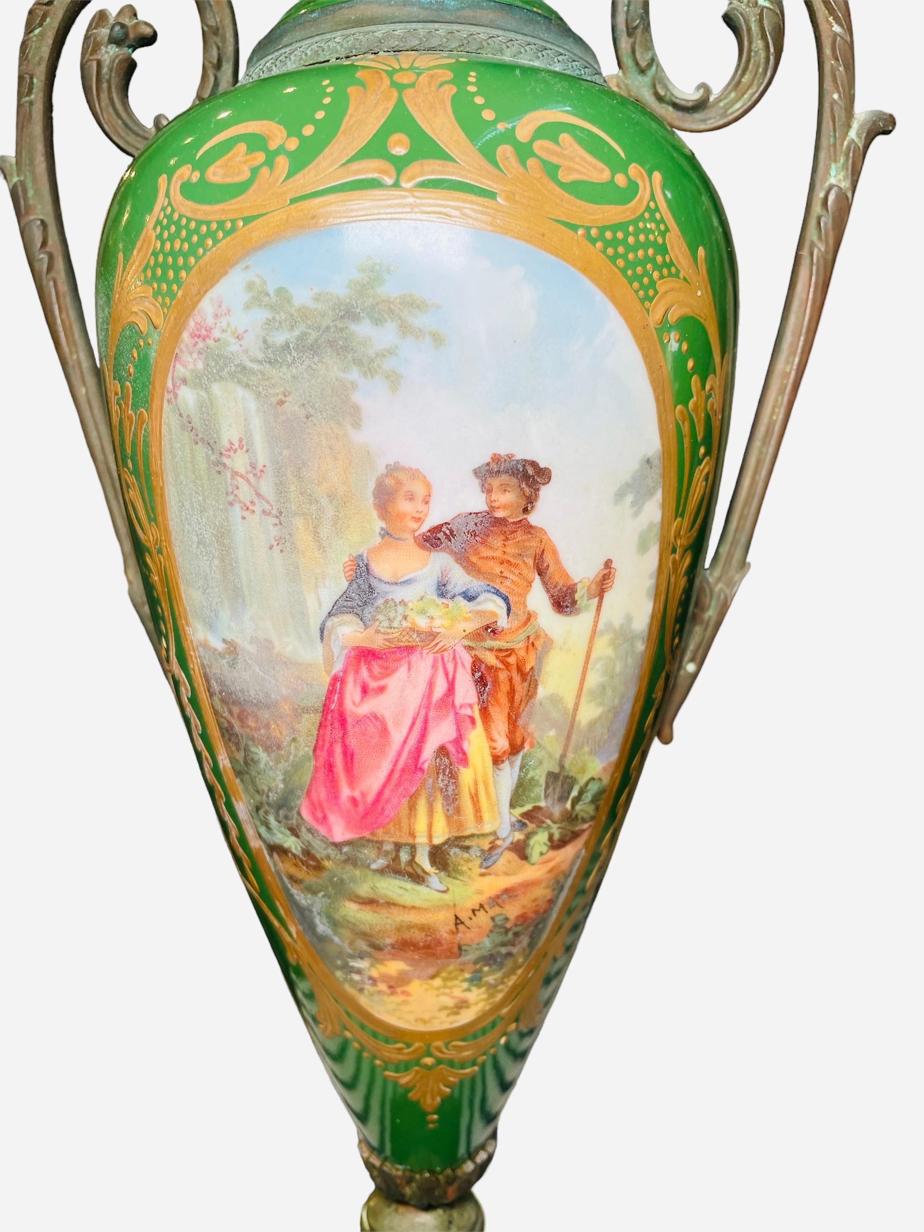 Paire d'urnes en porcelaine peinte à la main et en bronze de style Sèvres en vente 11