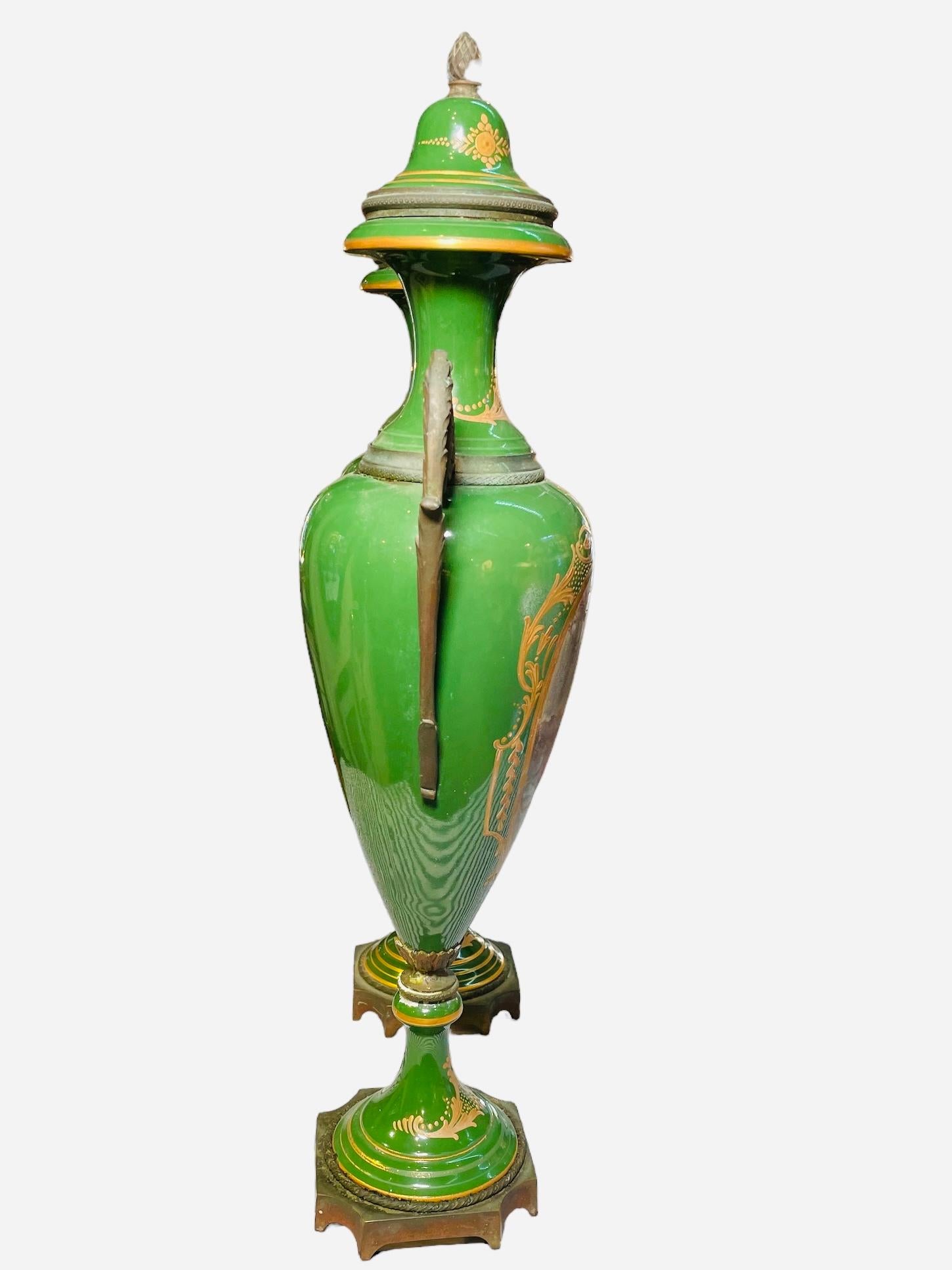 Paire d'urnes en porcelaine peinte à la main et en bronze de style Sèvres en vente 12