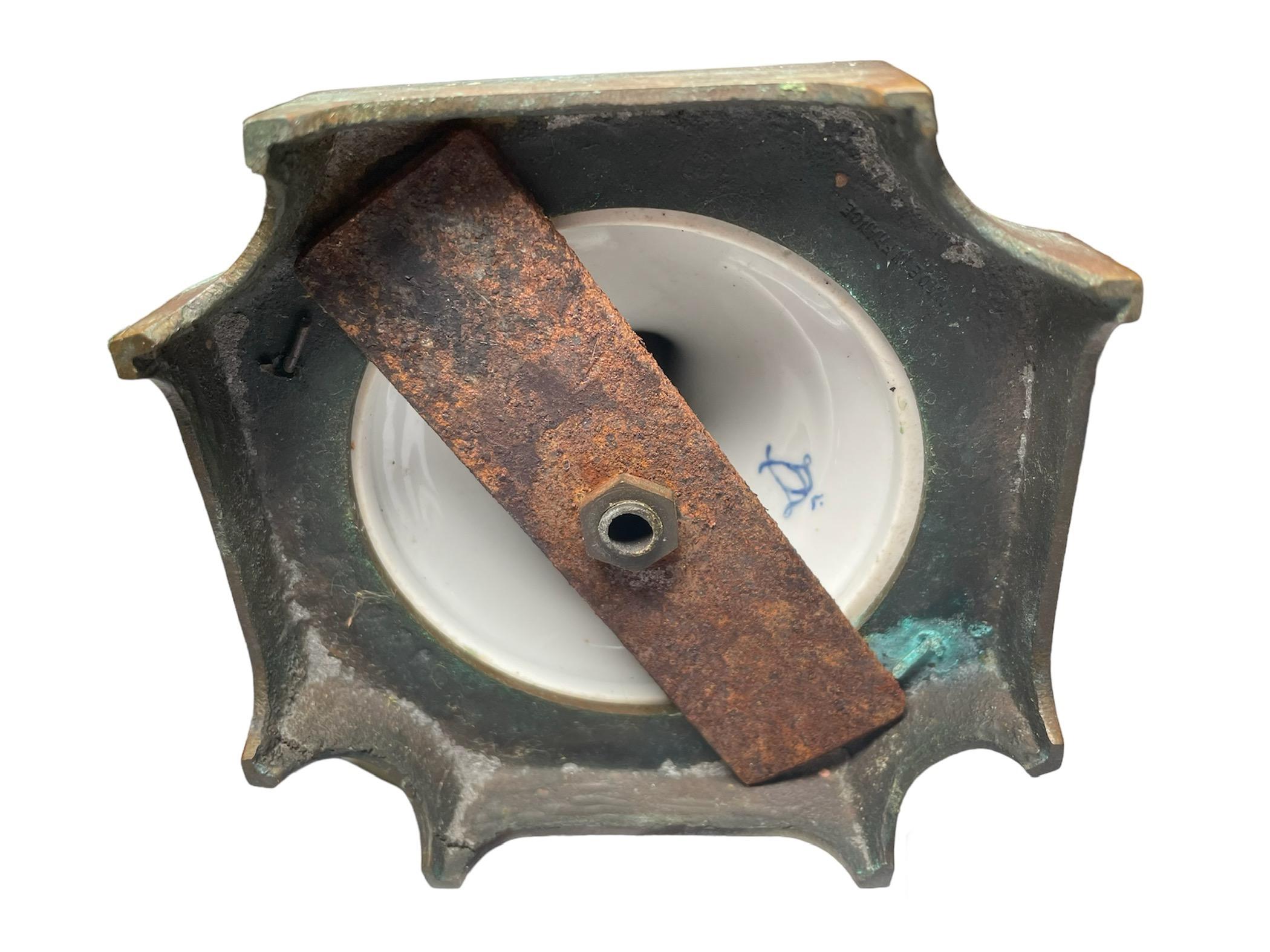 Français Paire d'urnes en porcelaine peinte à la main et en bronze de style Sèvres en vente