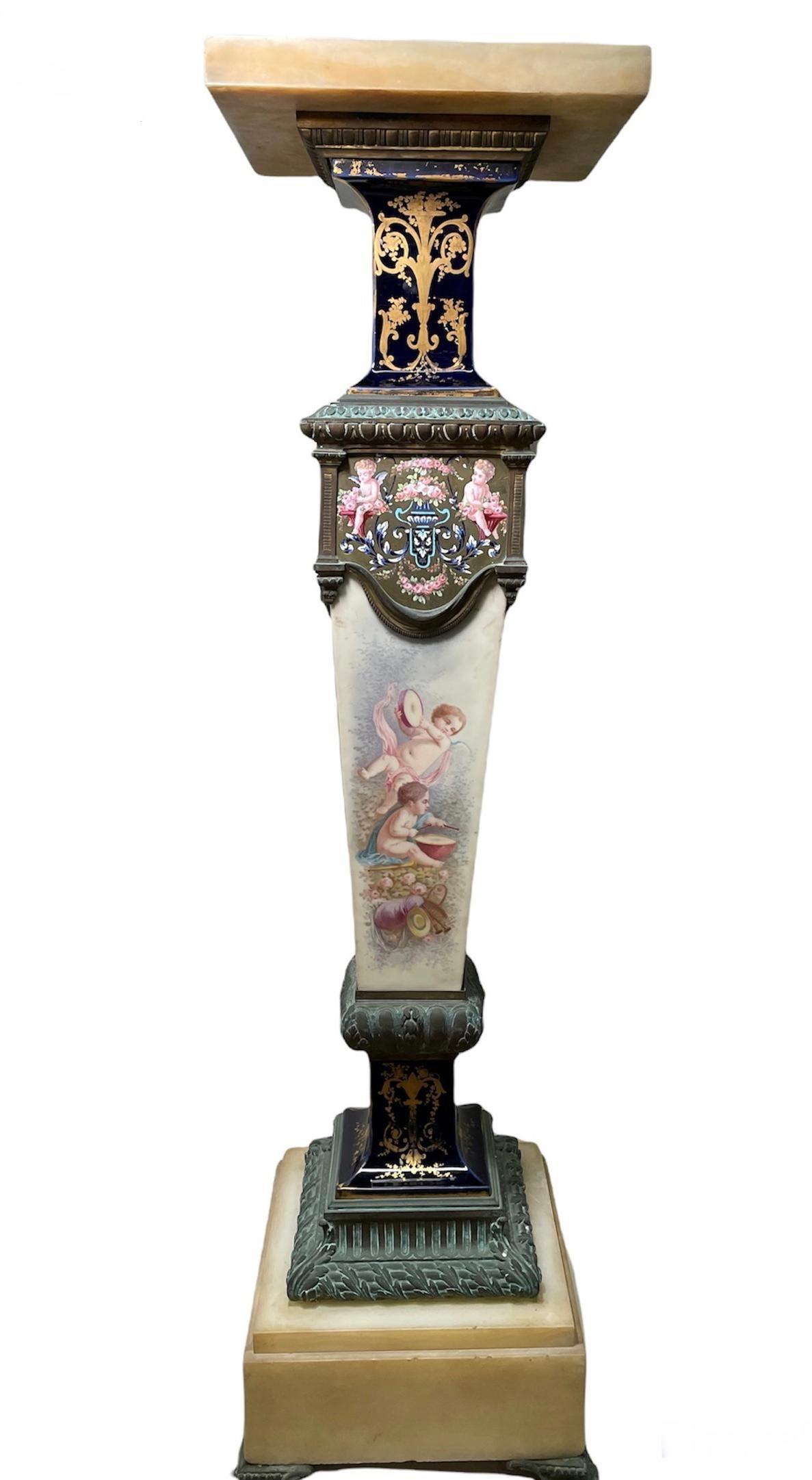 Piédestal de style Sèvres en porcelaine peinte à la main, bronze et onyx monté en vente 4