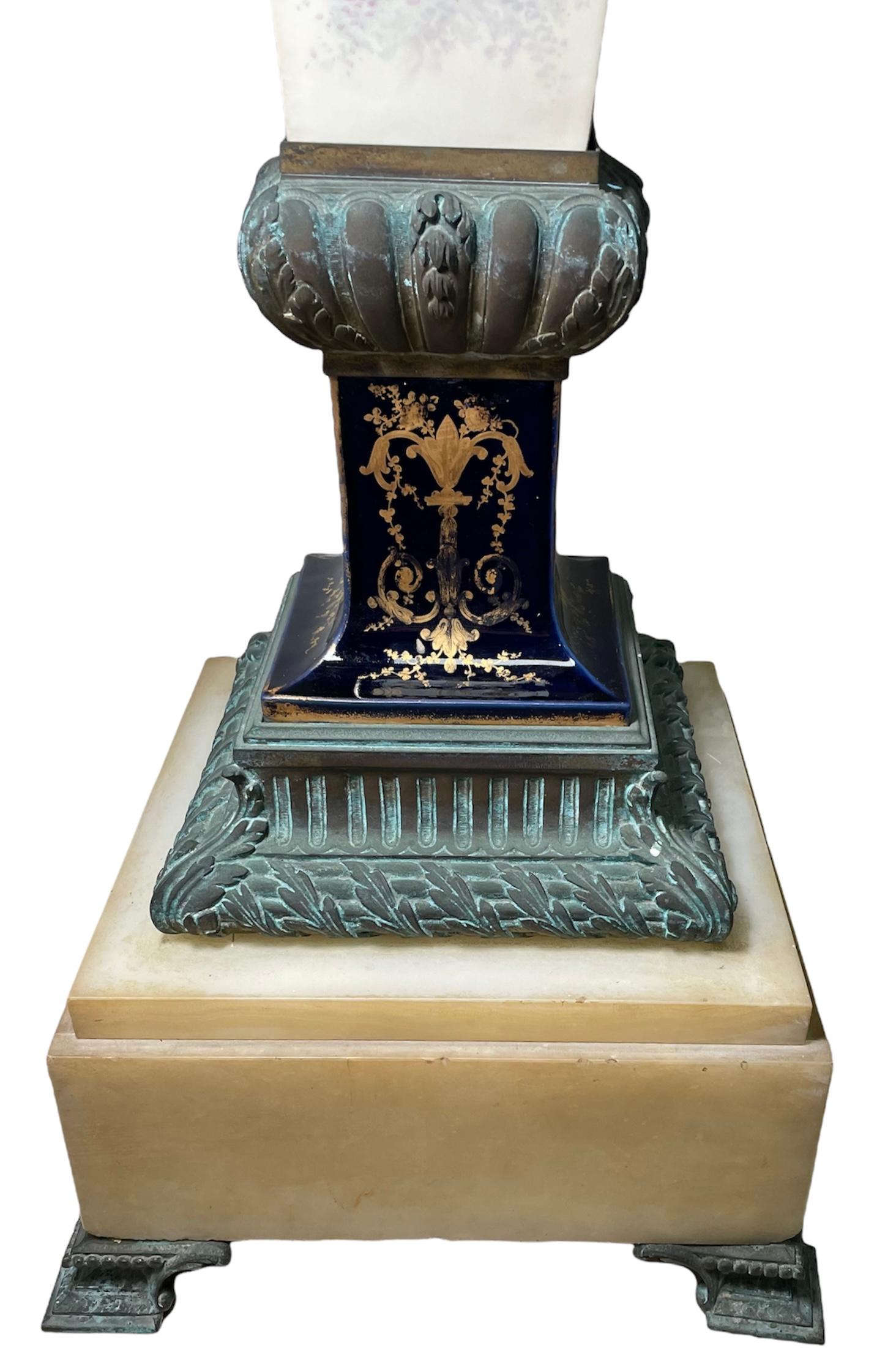 Piédestal de style Sèvres en porcelaine peinte à la main, bronze et onyx monté en vente 5