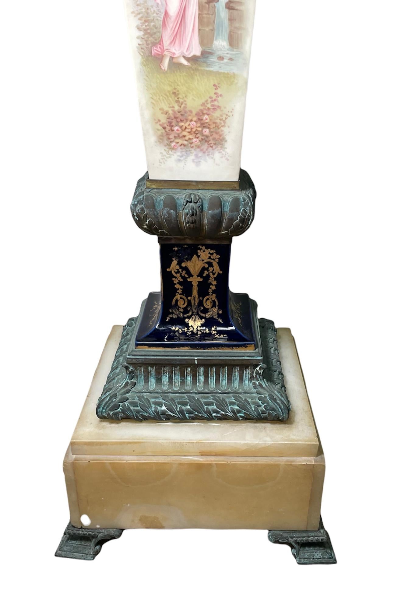 Piédestal de style Sèvres en porcelaine peinte à la main, bronze et onyx monté en vente 6