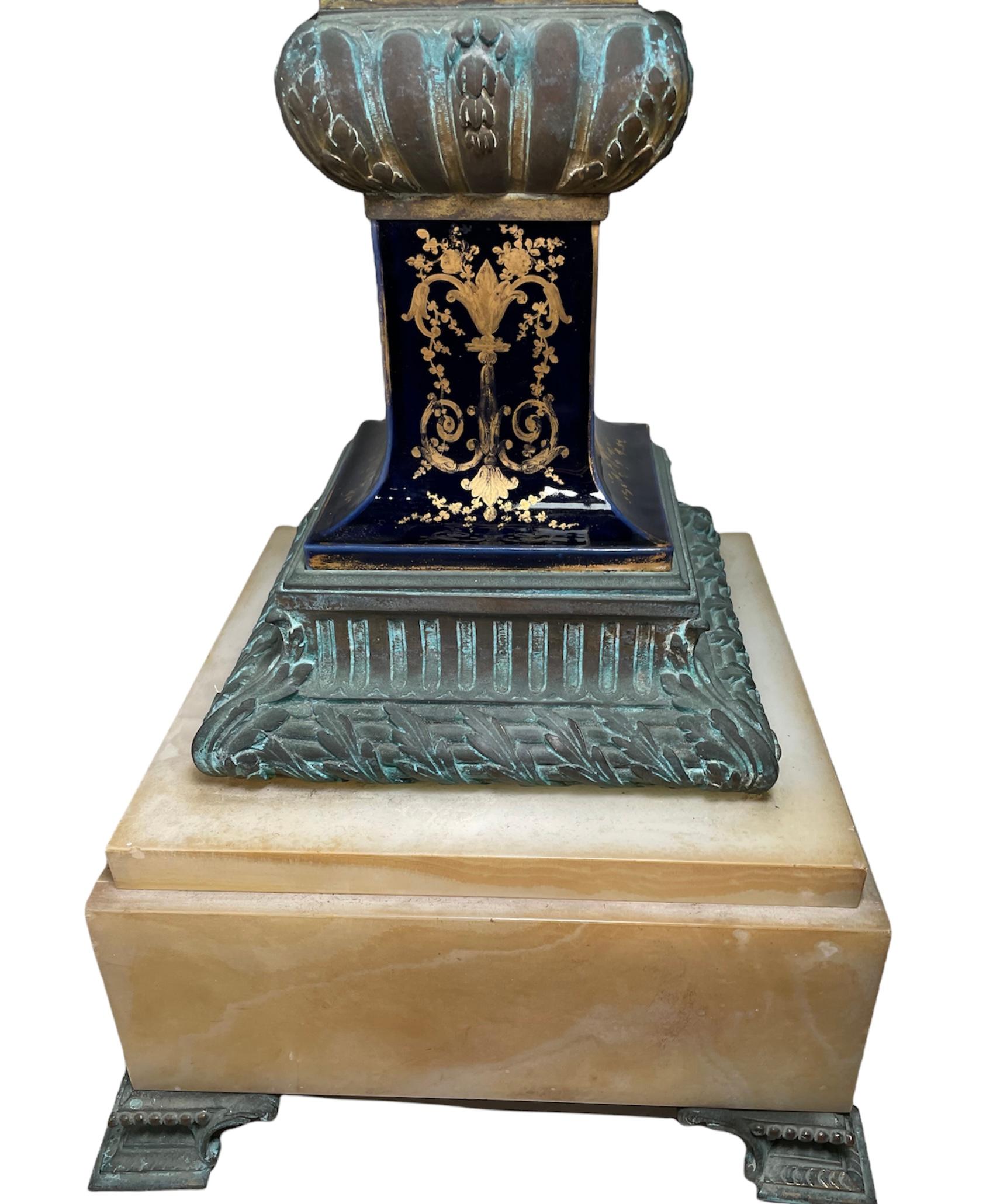 Piédestal de style Sèvres en porcelaine peinte à la main, bronze et onyx monté en vente 7