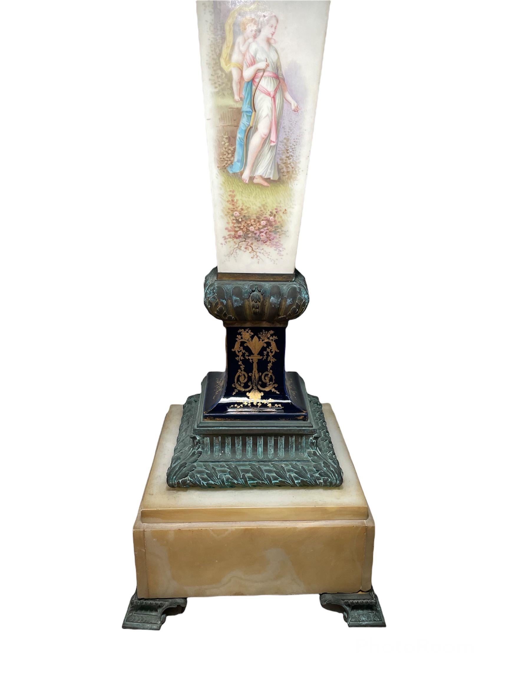 Français Piédestal de style Sèvres en porcelaine peinte à la main, bronze et onyx monté en vente