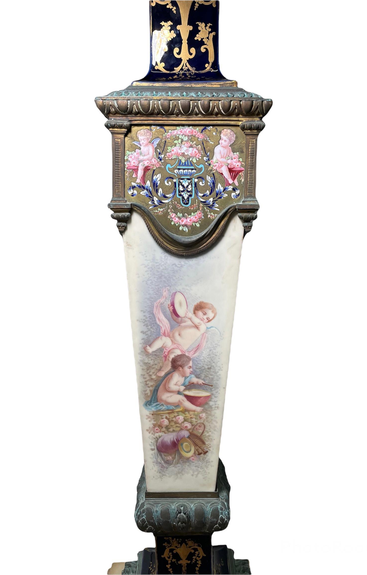 XIXe siècle Piédestal de style Sèvres en porcelaine peinte à la main, bronze et onyx monté en vente