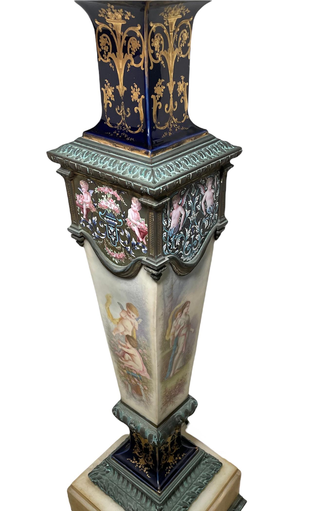 Piédestal de style Sèvres en porcelaine peinte à la main, bronze et onyx monté en vente 1
