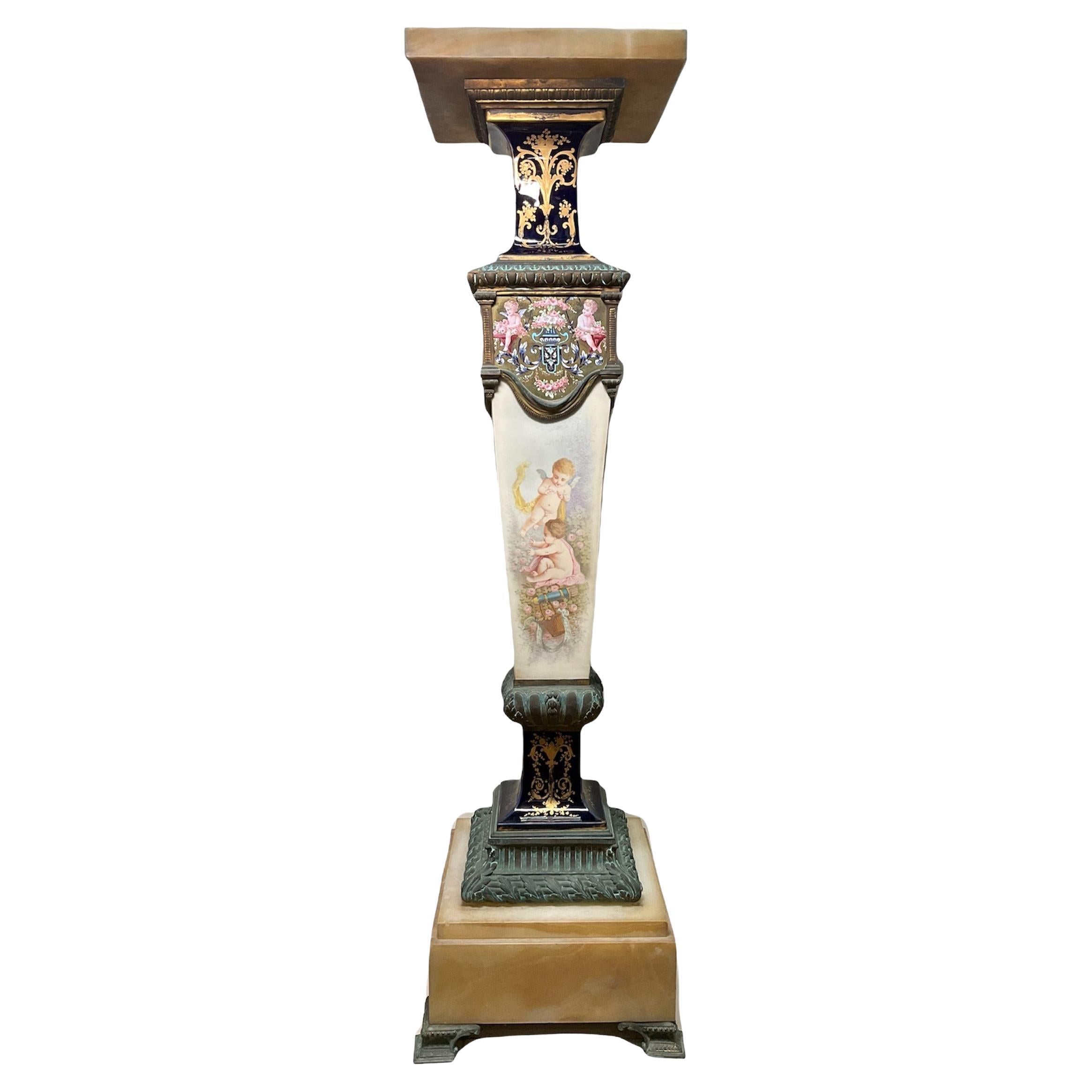 Handbemalte Porzellan-Bronze und montierter Onyx-Sockel im Sevres-Stil im Angebot