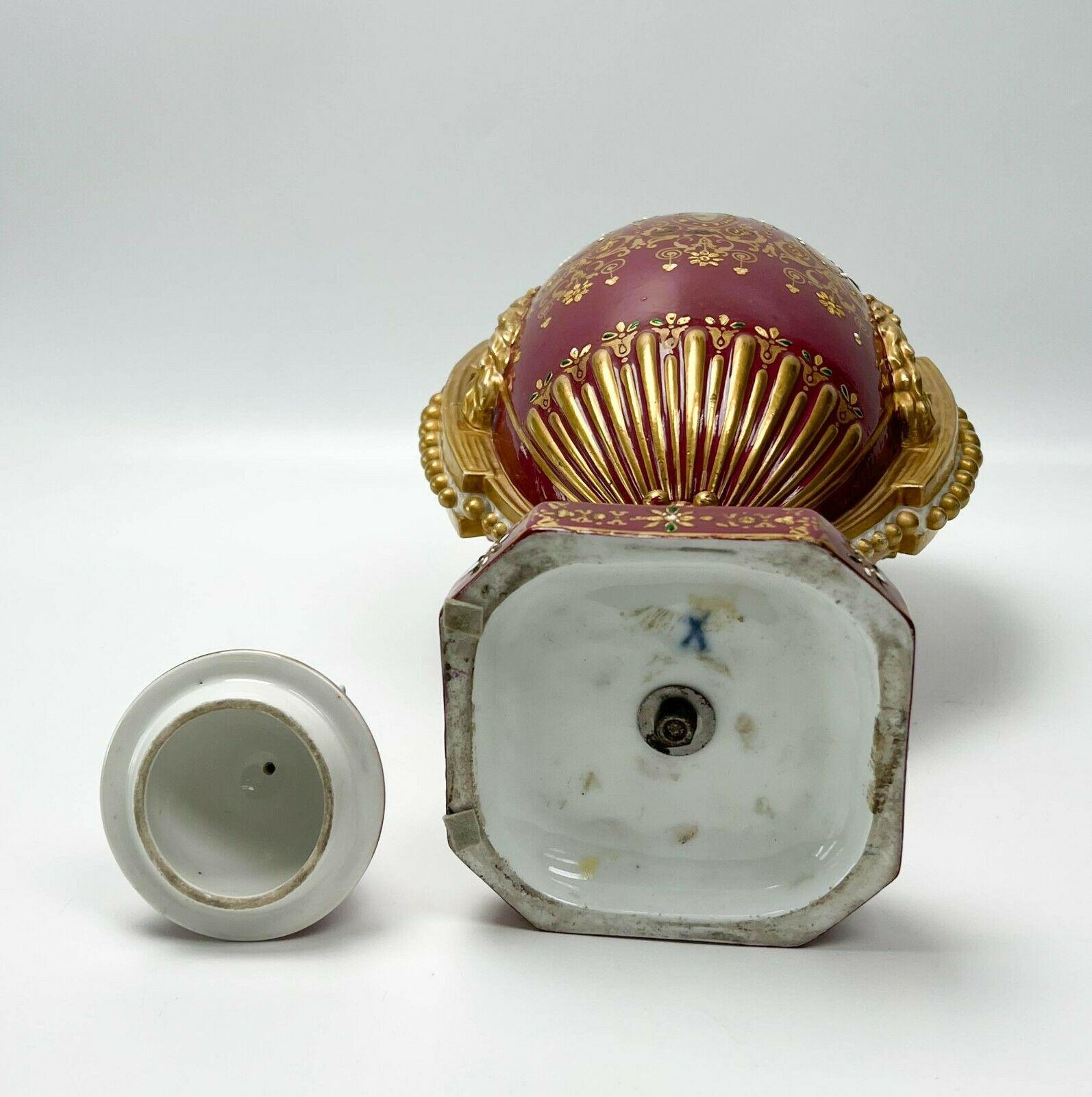 XIXe siècle Urne à deux poignées couverte en porcelaine de style Sèvres peinte à la main, vers 1900 en vente