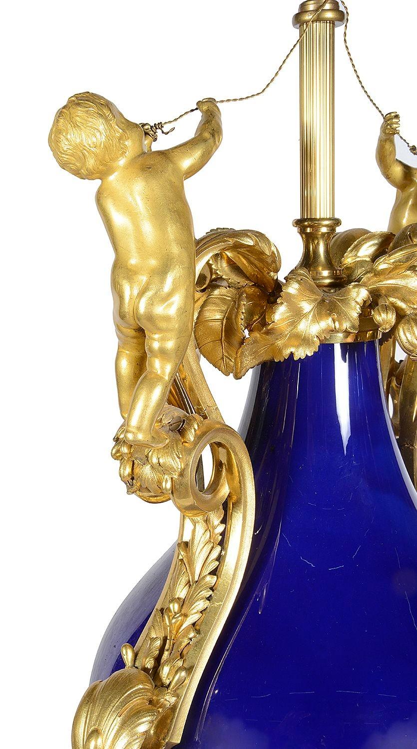 Porcelaine Lampe en bronze doré de style Sèvres, 19e siècle. en vente