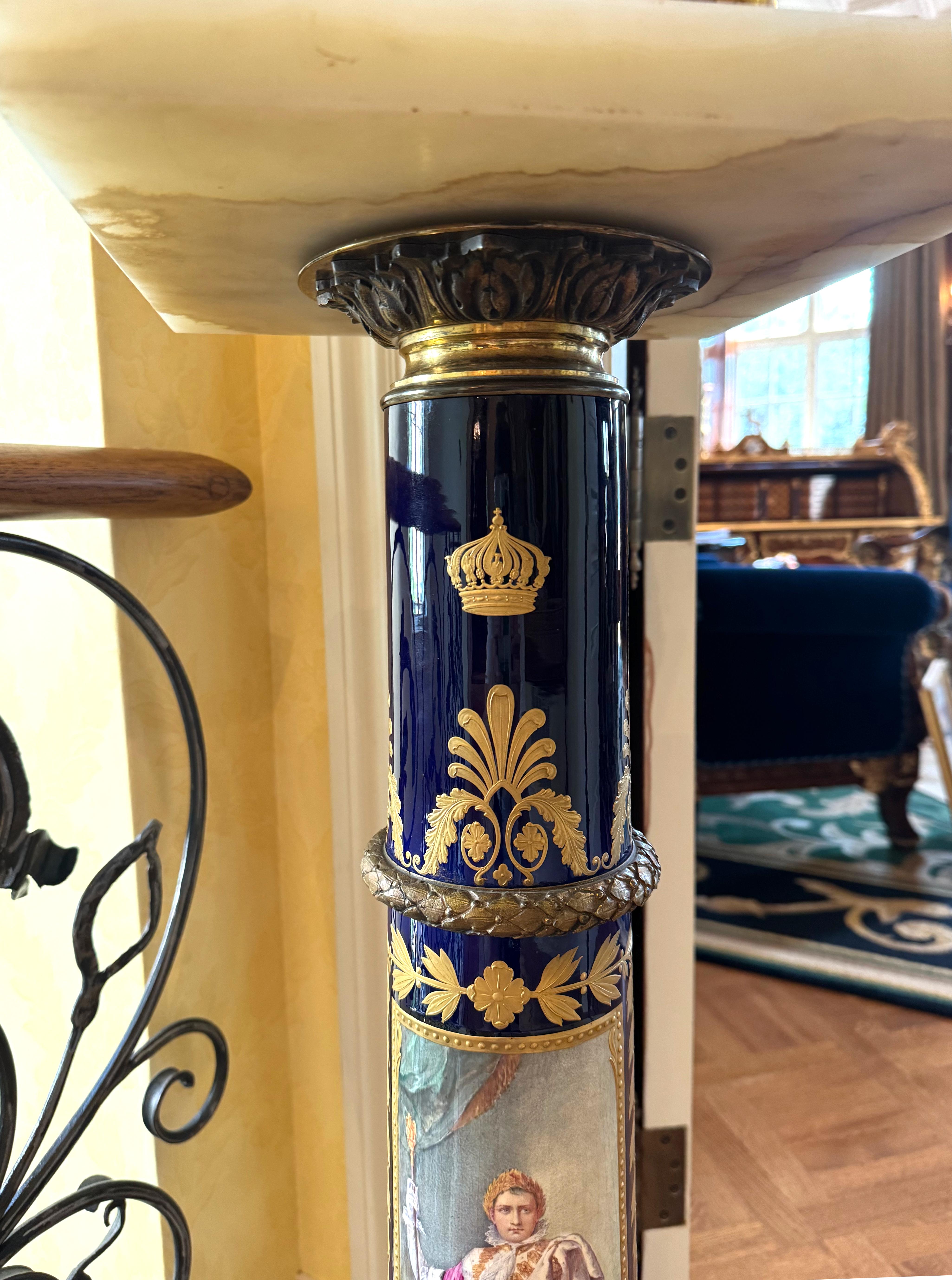 Pedestal de Porcelana Pintado Azul de Roi Estilo Sevres en Bueno estado para la venta en West Palm Beach, FL