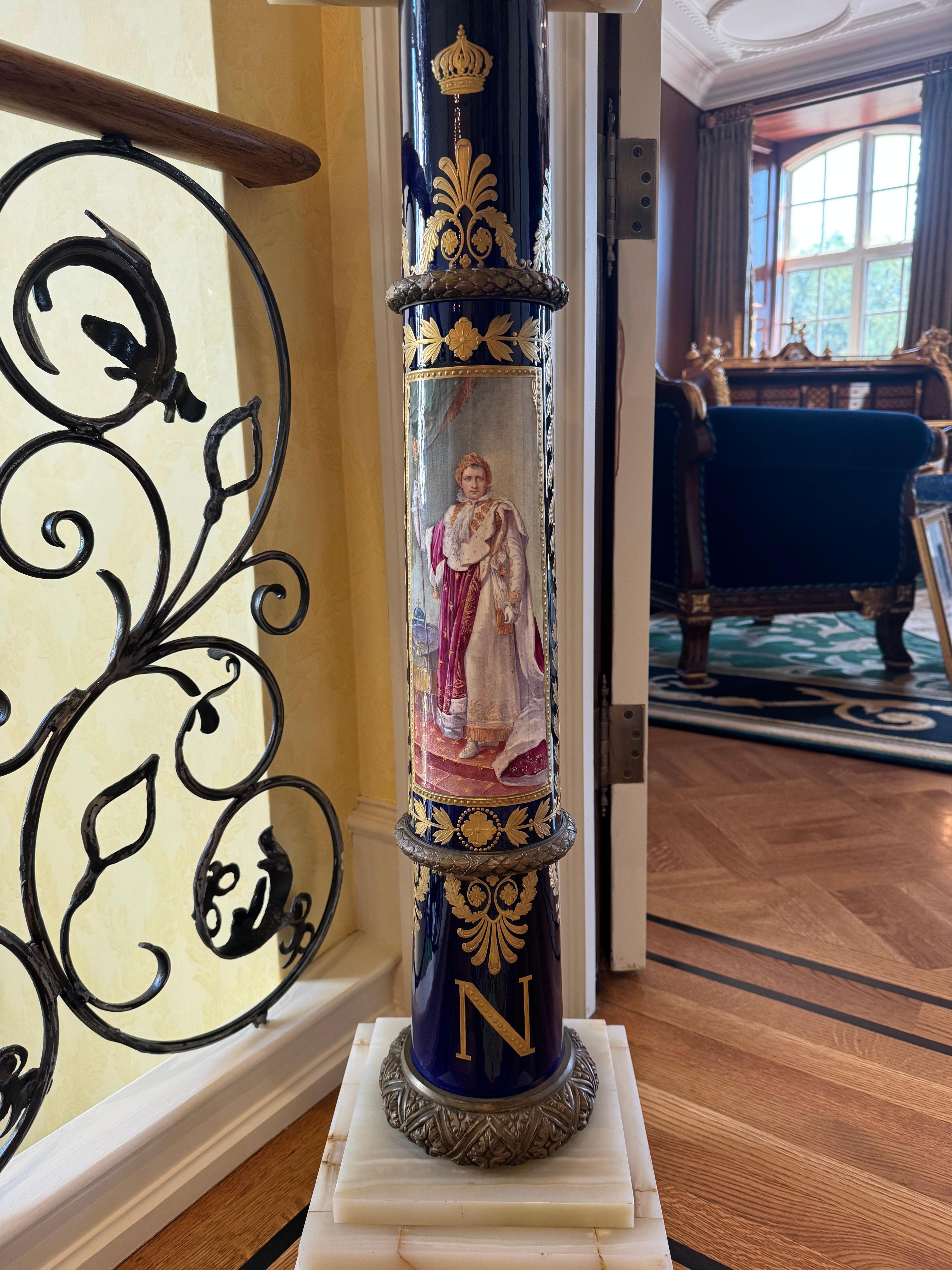 Pedestal de Porcelana Pintado Azul de Roi Estilo Sevres siglo XX en venta