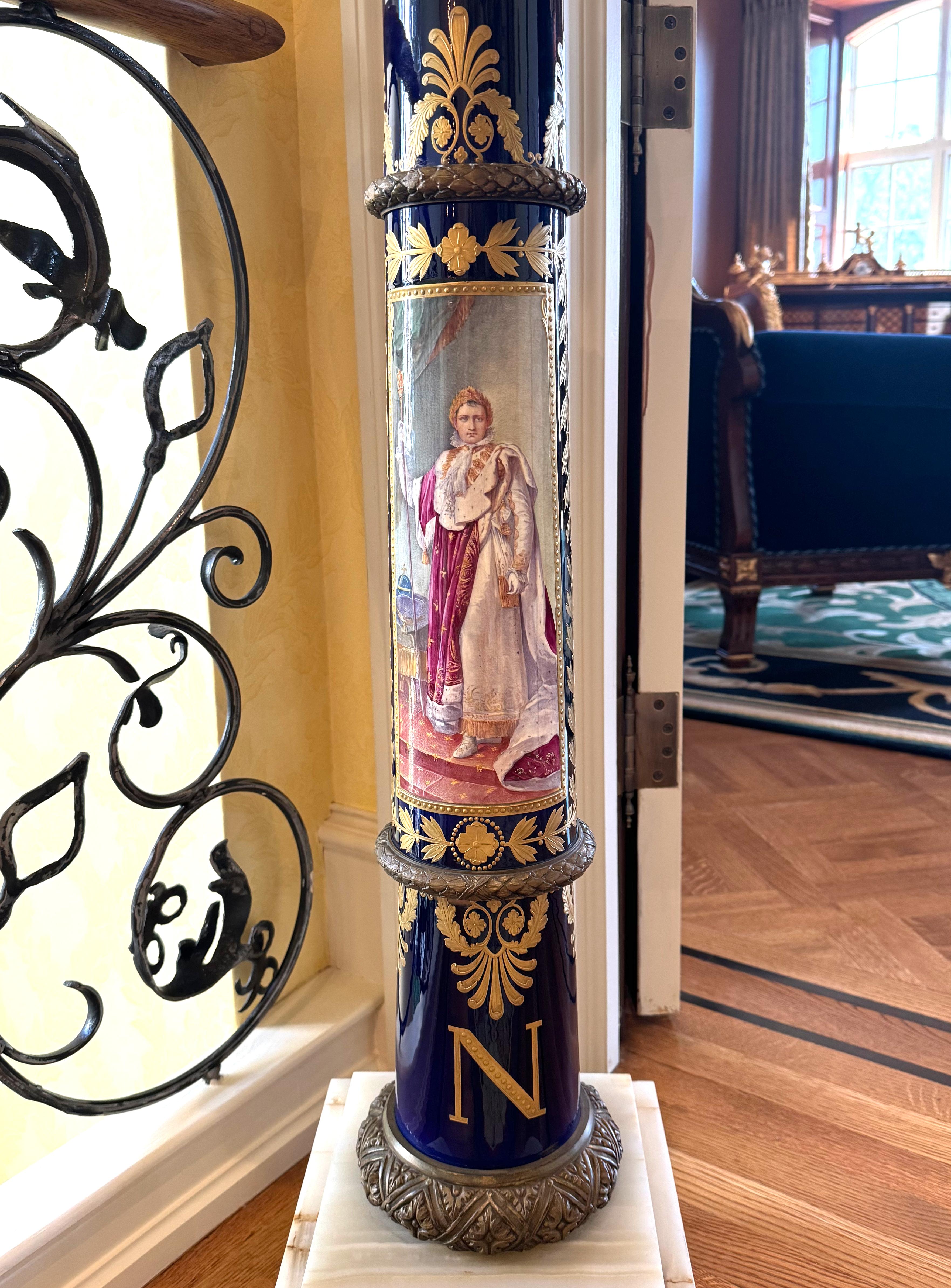 Pedestal de Porcelana Pintado Azul de Roi Estilo Sevres Ónix en venta