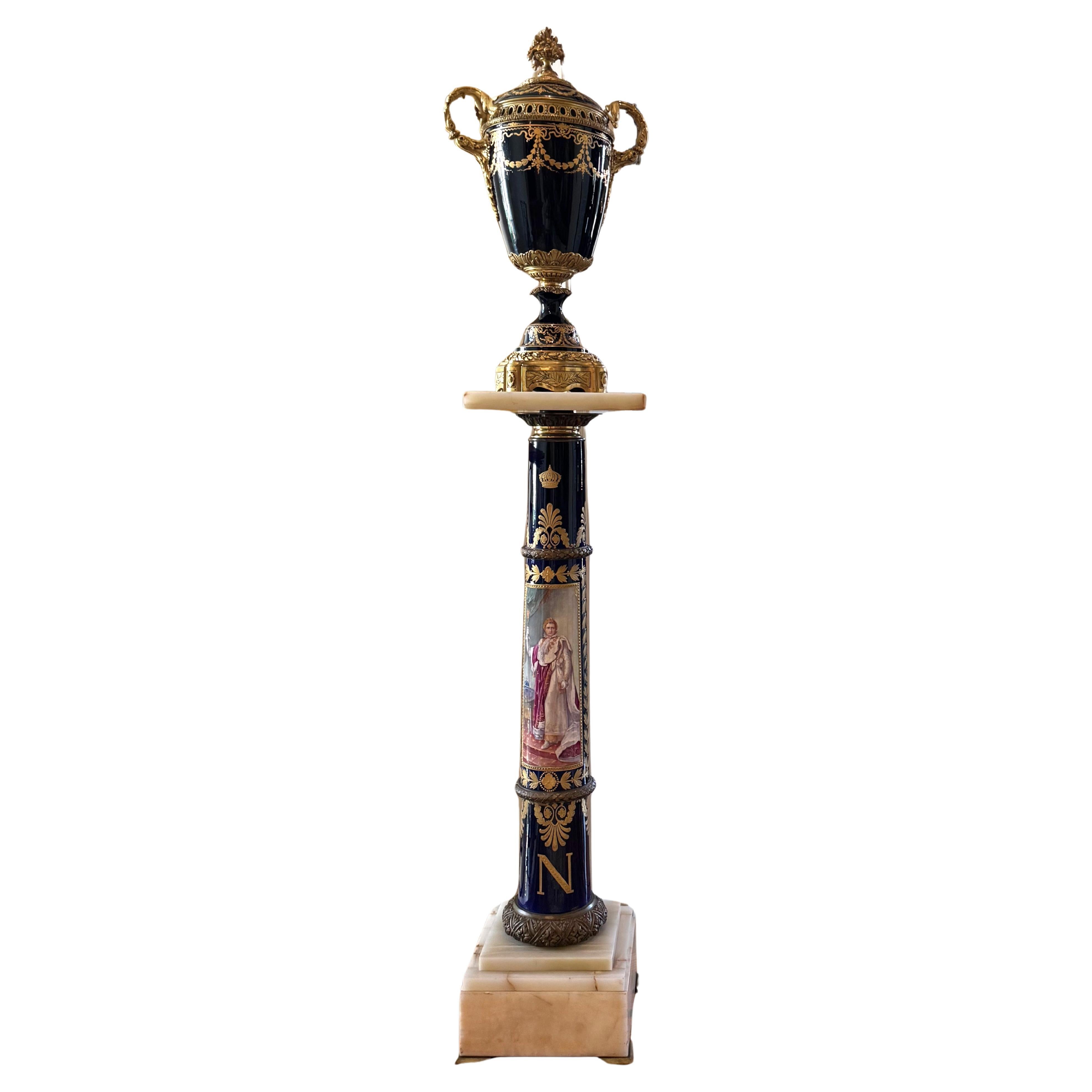 Pedestal de Porcelana Pintado Azul de Roi Estilo Sevres en venta