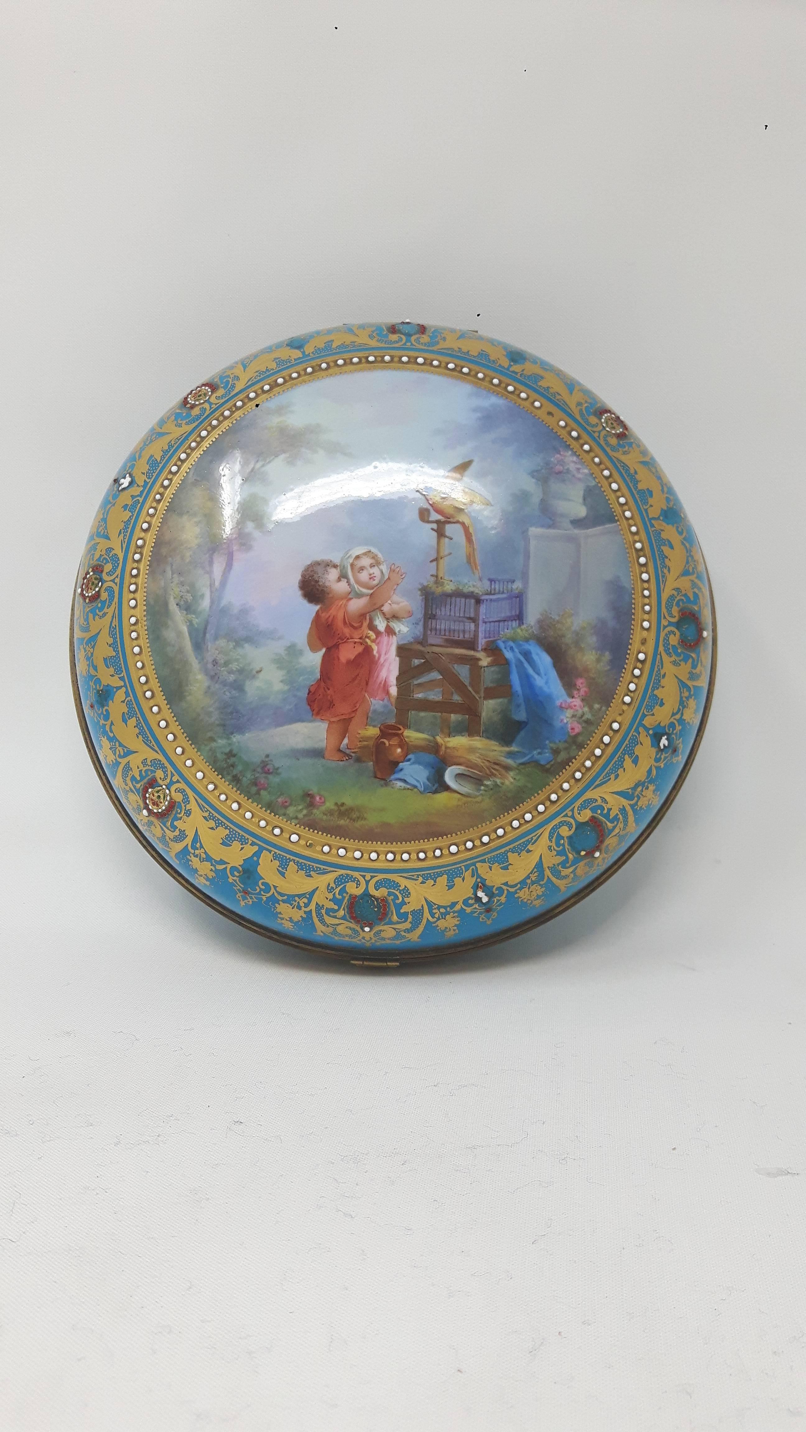 Sèvres Style Paris Porcelain Round Box In Excellent Condition For Sale In London, GB