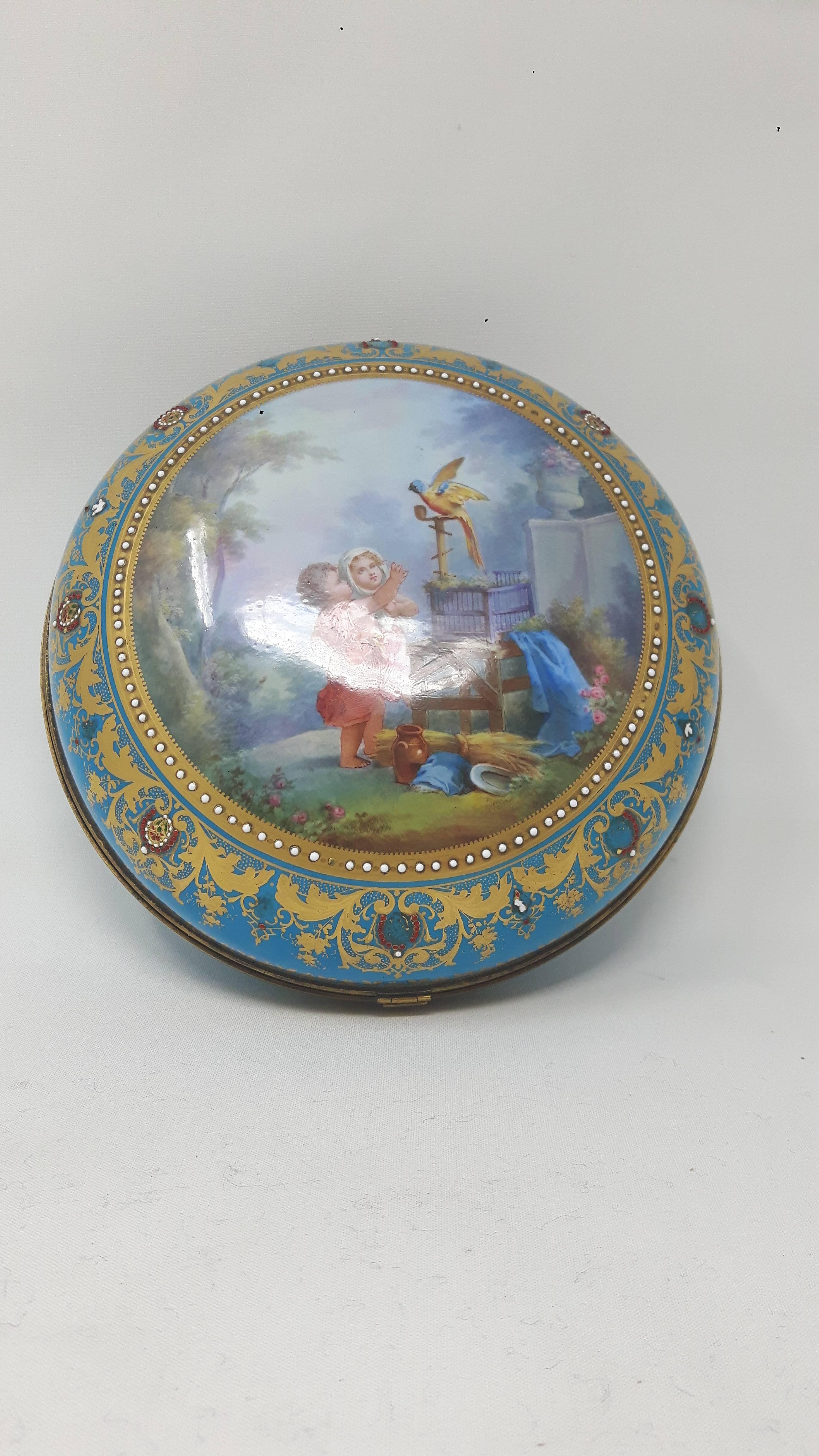 19th Century Sèvres Style Paris Porcelain Round Box For Sale