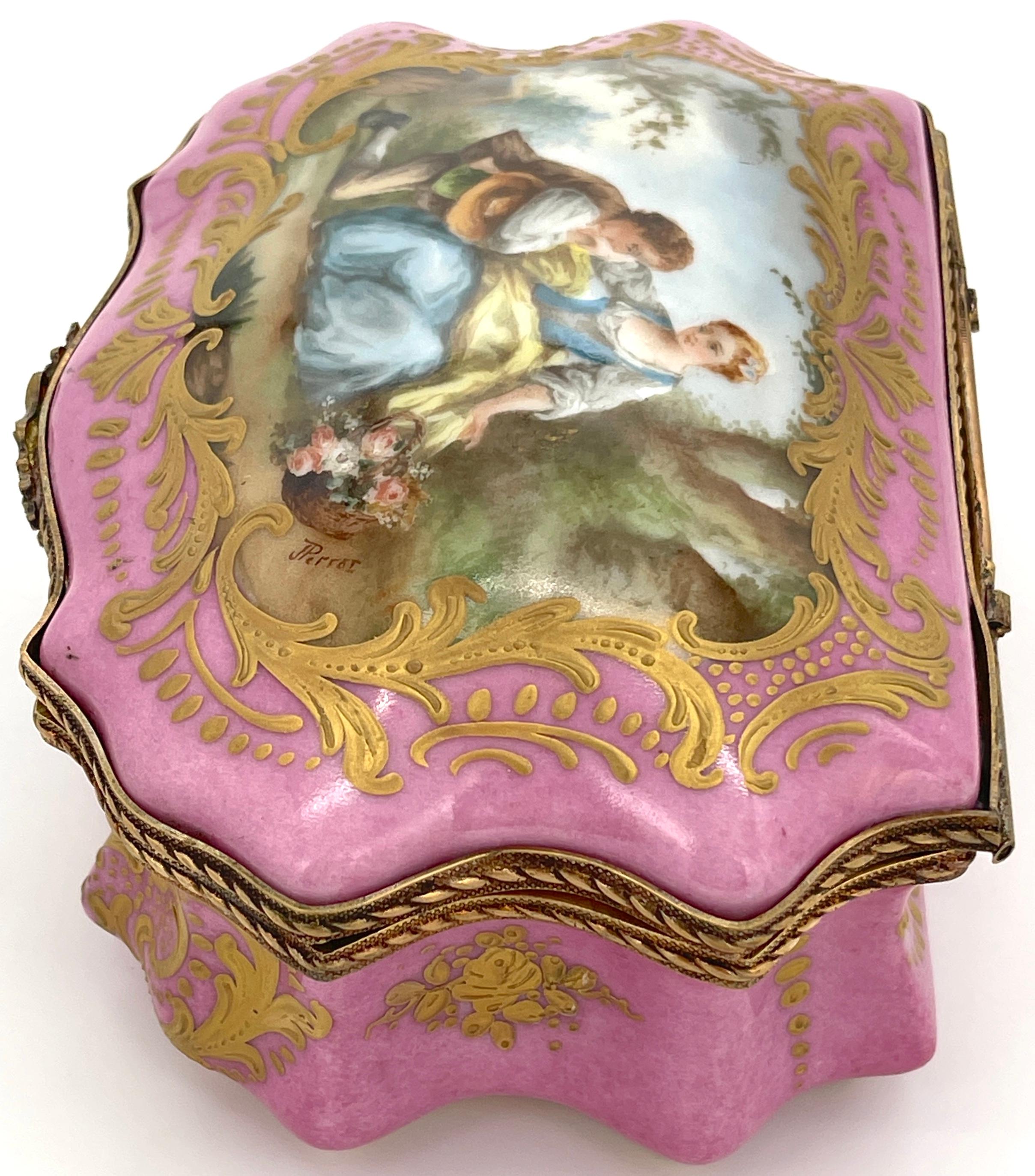 Caja de Sobremesa Montada de Ormolu con Motivo Watteau Bombe Rosa Estilo Sevres en venta 2
