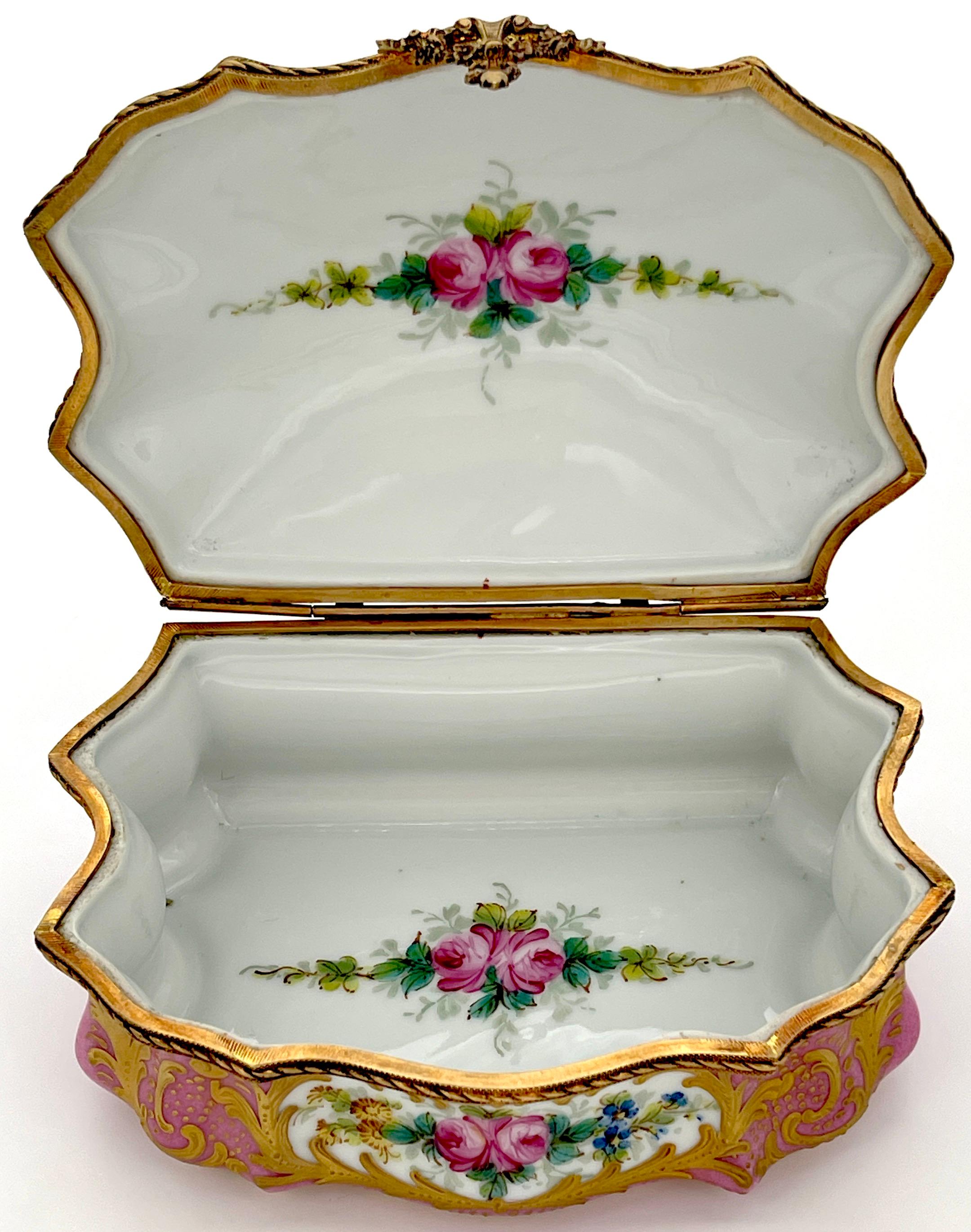 Caja de Sobremesa Montada de Ormolu con Motivo Watteau Bombe Rosa Estilo Sevres en venta 3