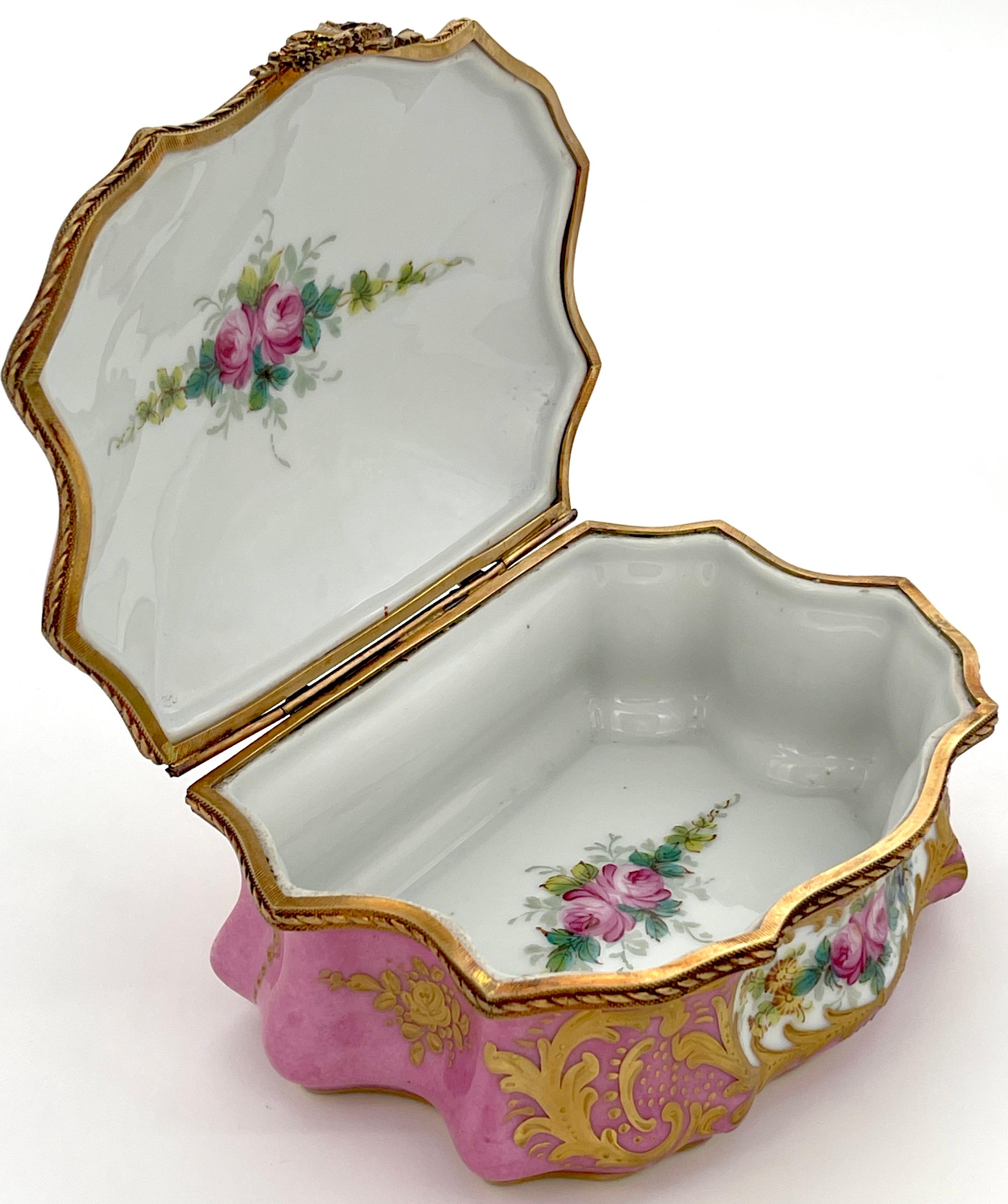 Caja de Sobremesa Montada de Ormolu con Motivo Watteau Bombe Rosa Estilo Sevres en venta 4