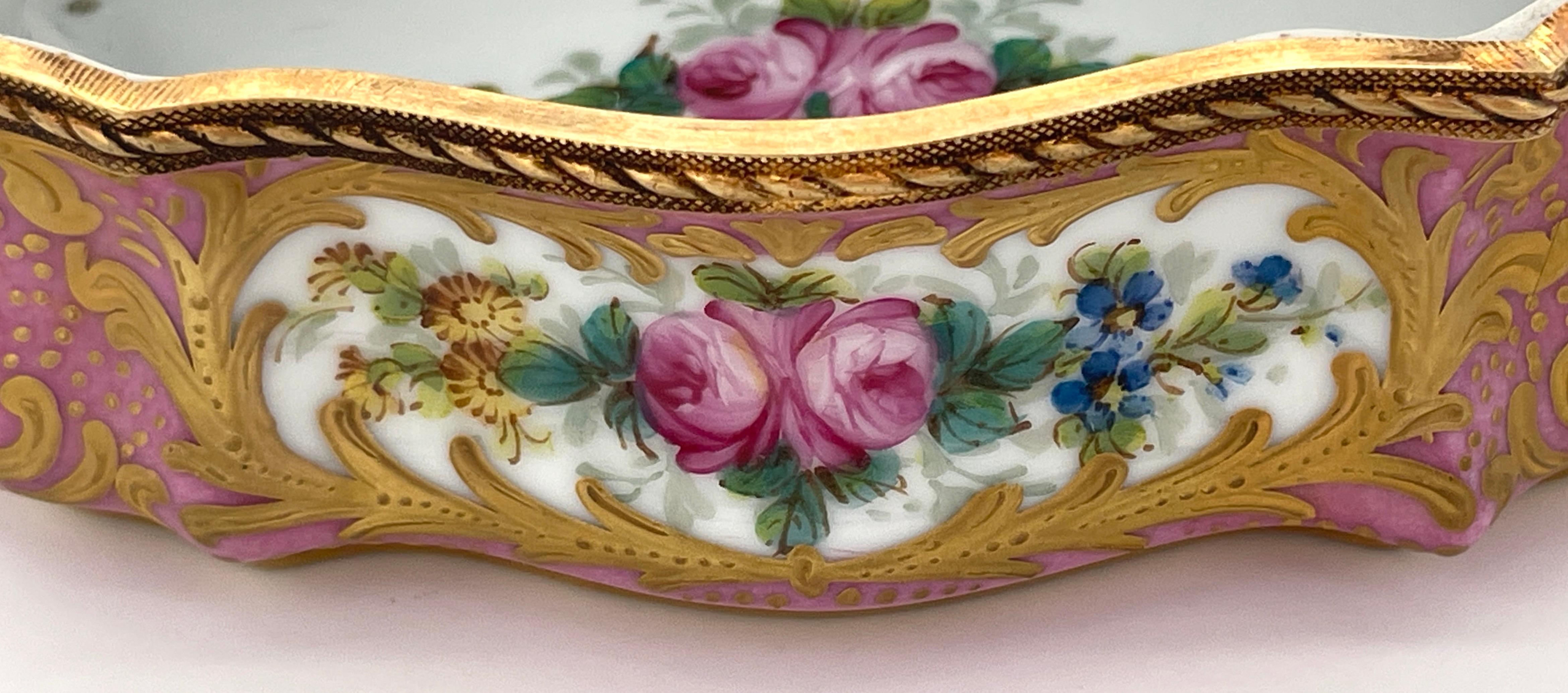 Caja de Sobremesa Montada de Ormolu con Motivo Watteau Bombe Rosa Estilo Sevres en venta 5
