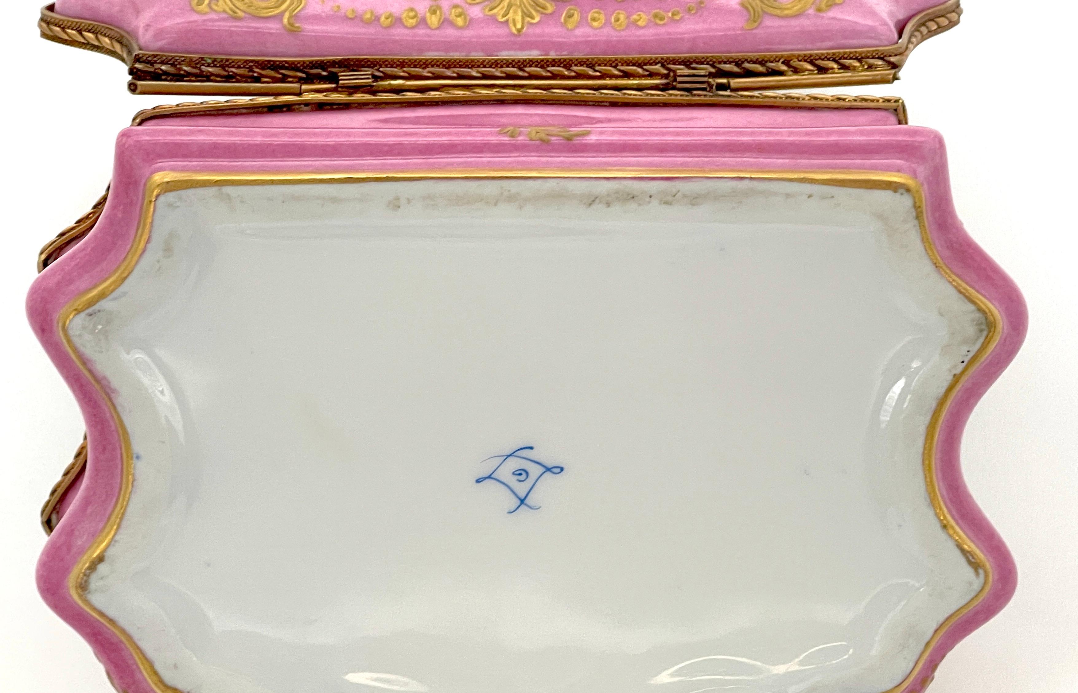 Caja de Sobremesa Montada de Ormolu con Motivo Watteau Bombe Rosa Estilo Sevres en venta 7