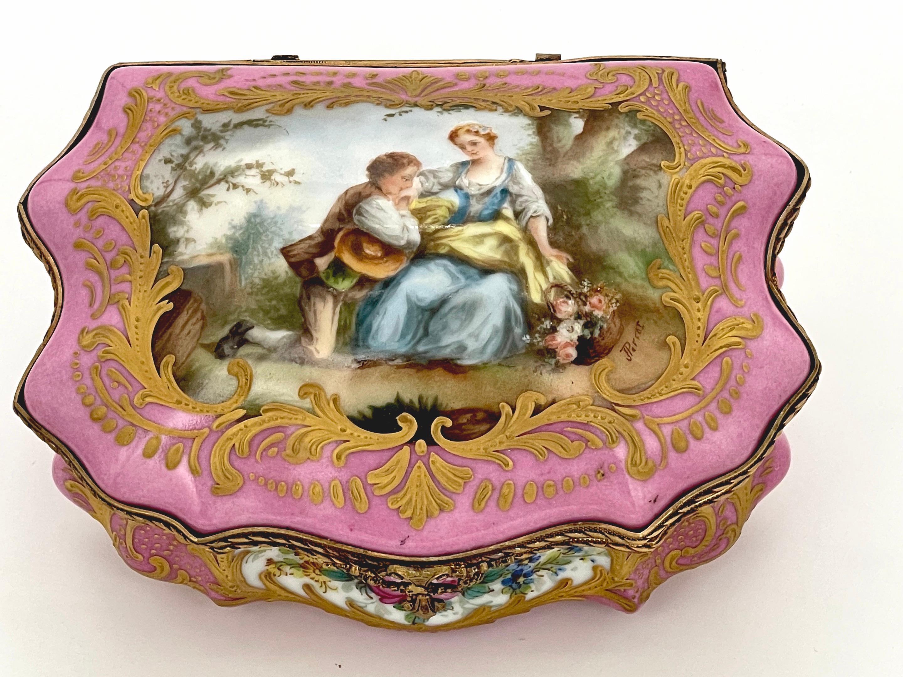 Caja de sobremesa montada en ormolu con motivo Watteau Bombe rosa estilo Sevres Firmado J. Perrot
Francia, hacia 1890

Exquisita caja de sobremesa de estilo Sevres, de color rosa bombe con motivo Watteau y montada en ormolu, que data de hacia 1890.