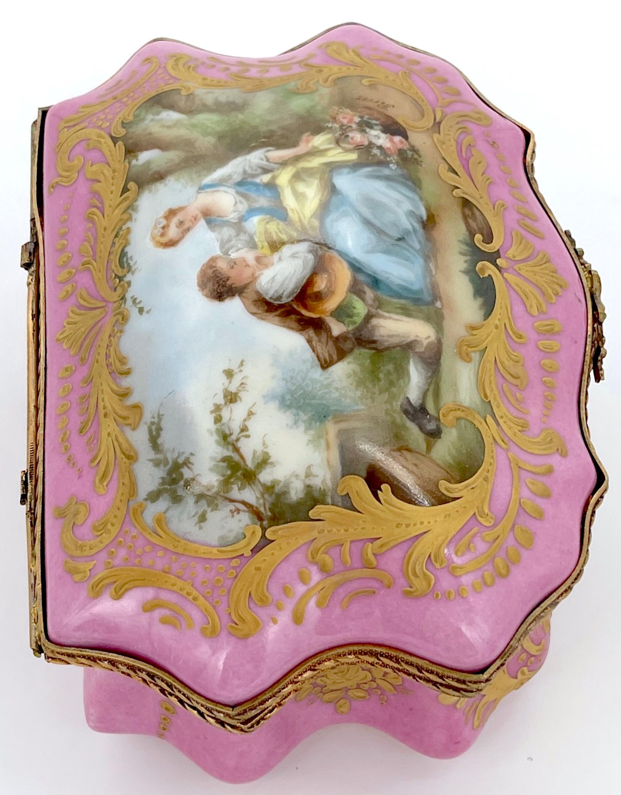 Caja de Sobremesa Montada de Ormolu con Motivo Watteau Bombe Rosa Estilo Sevres Francés en venta